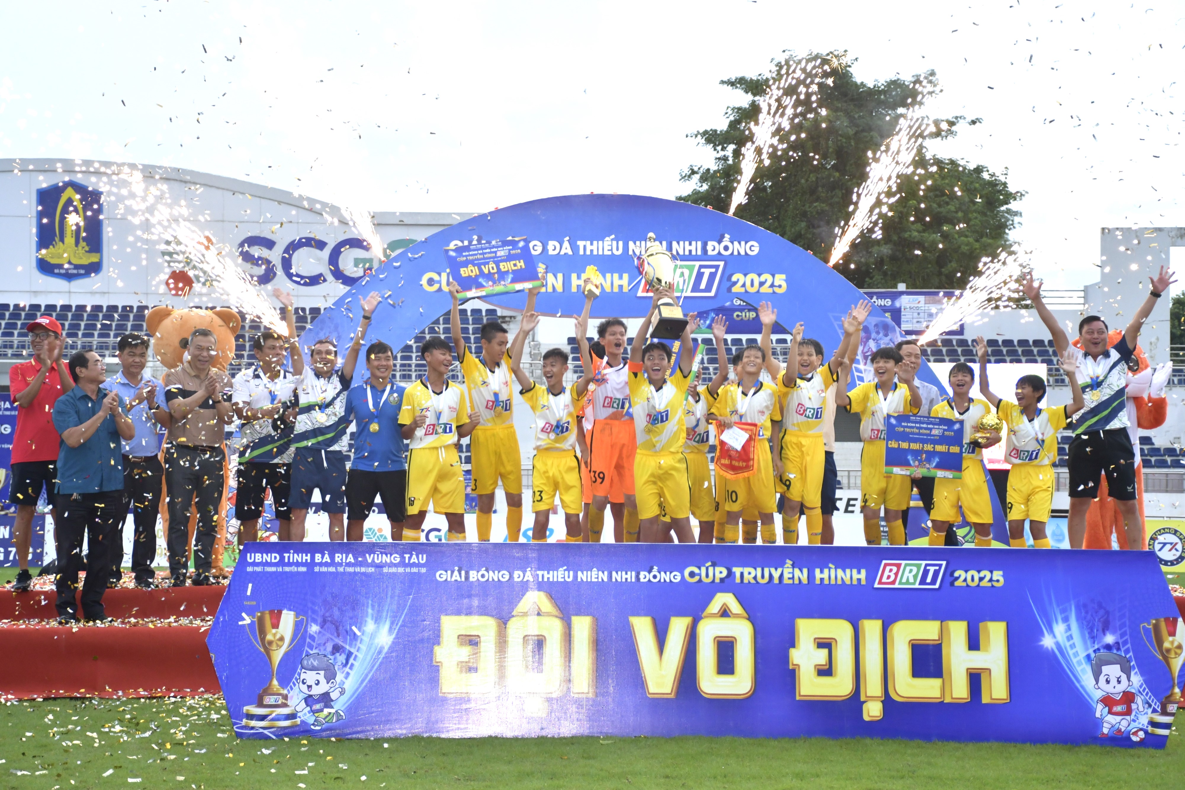 U13 TP.Vũng Tàu vui sướng khi lần thứ 2 giành chức vô địch Cúp Truyền hình BRT.