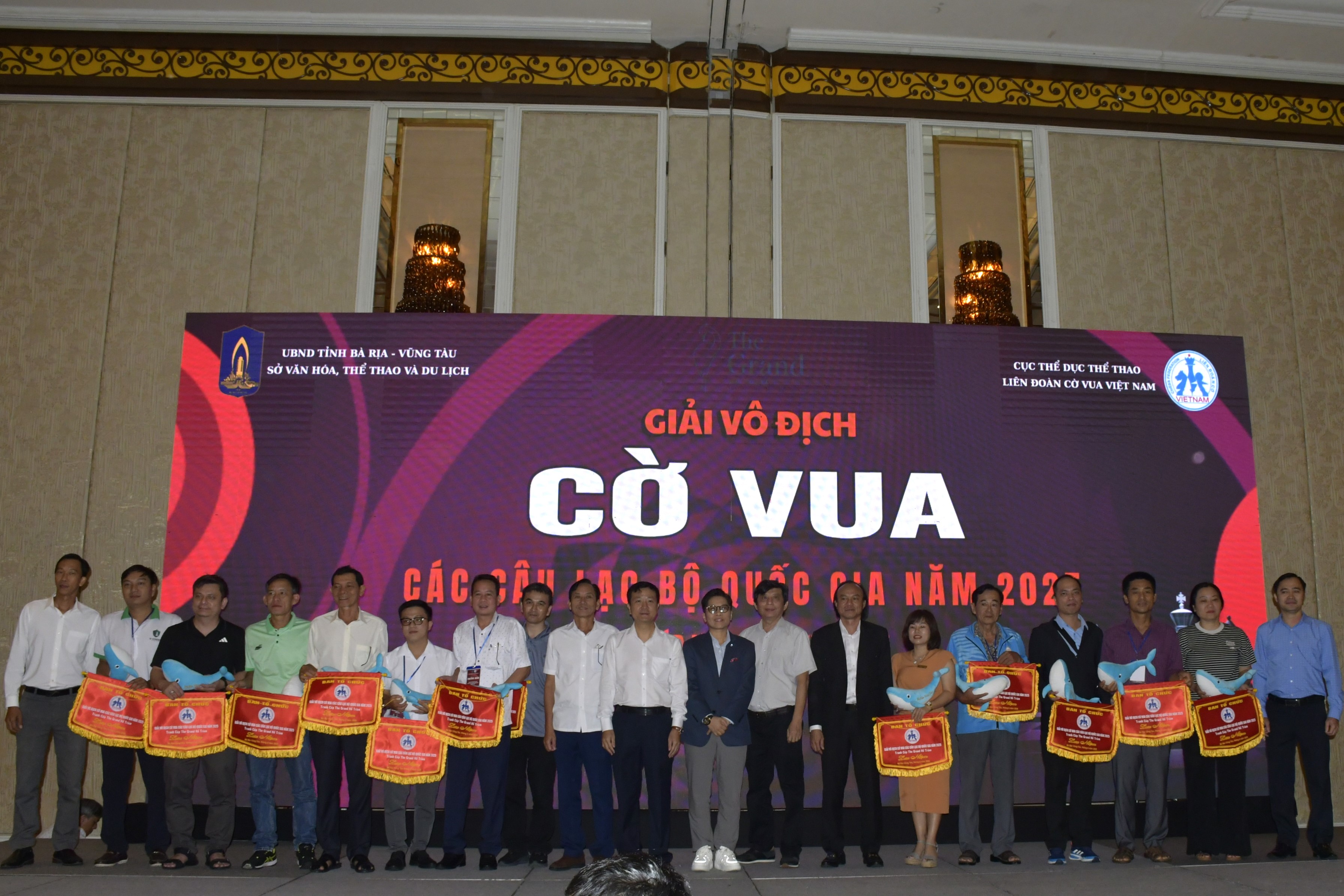 Ban tổ chức tặng cờ lưu niệm cho các đơn vị tham gia.