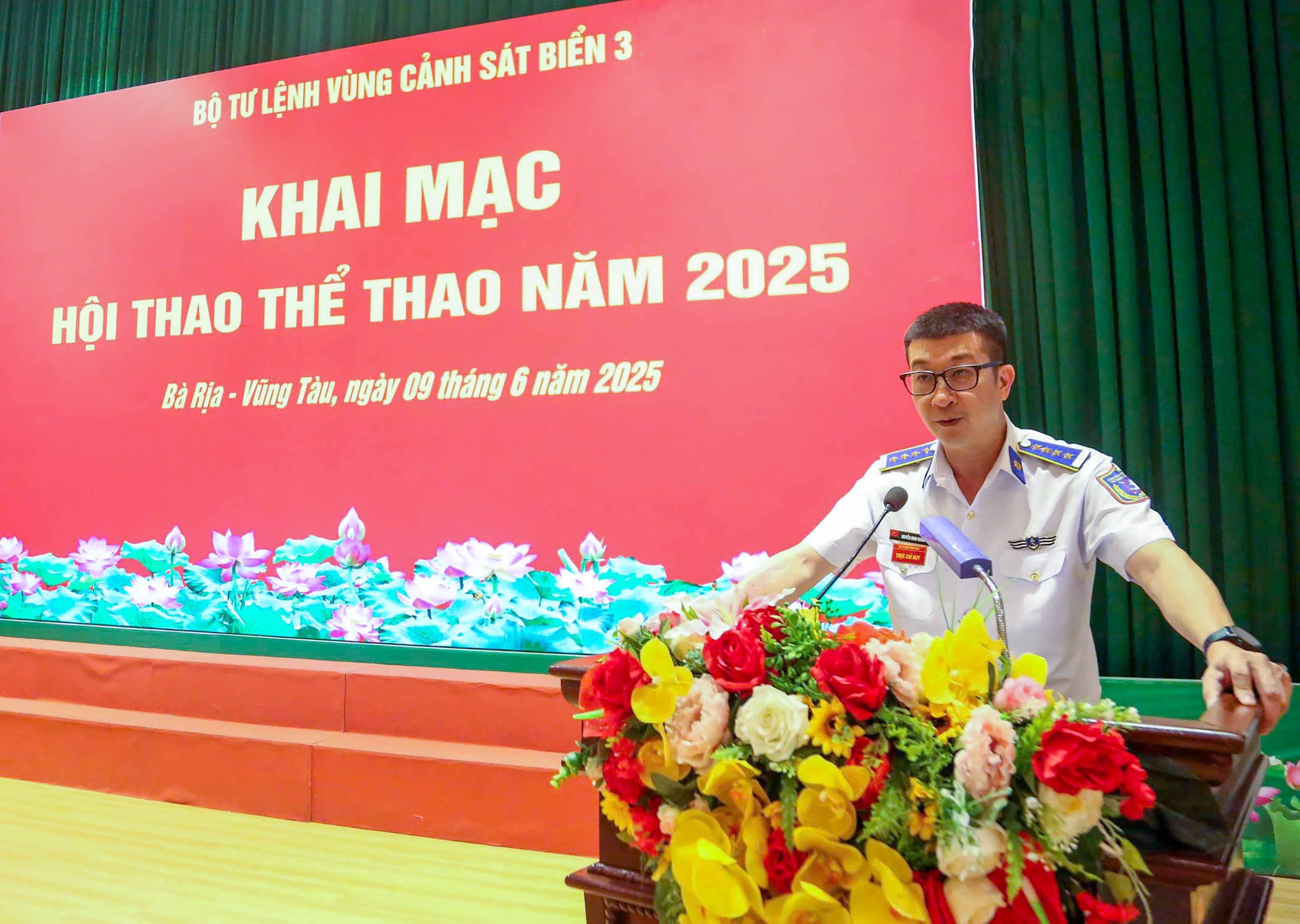 Đại tá Nguyễn Minh Khánh, Phó tư lệnh, Tham mưu trưởng Bộ Tư lệnh Vùng Cảnh sát biển 3 phát biểu khai mạc hội thao.