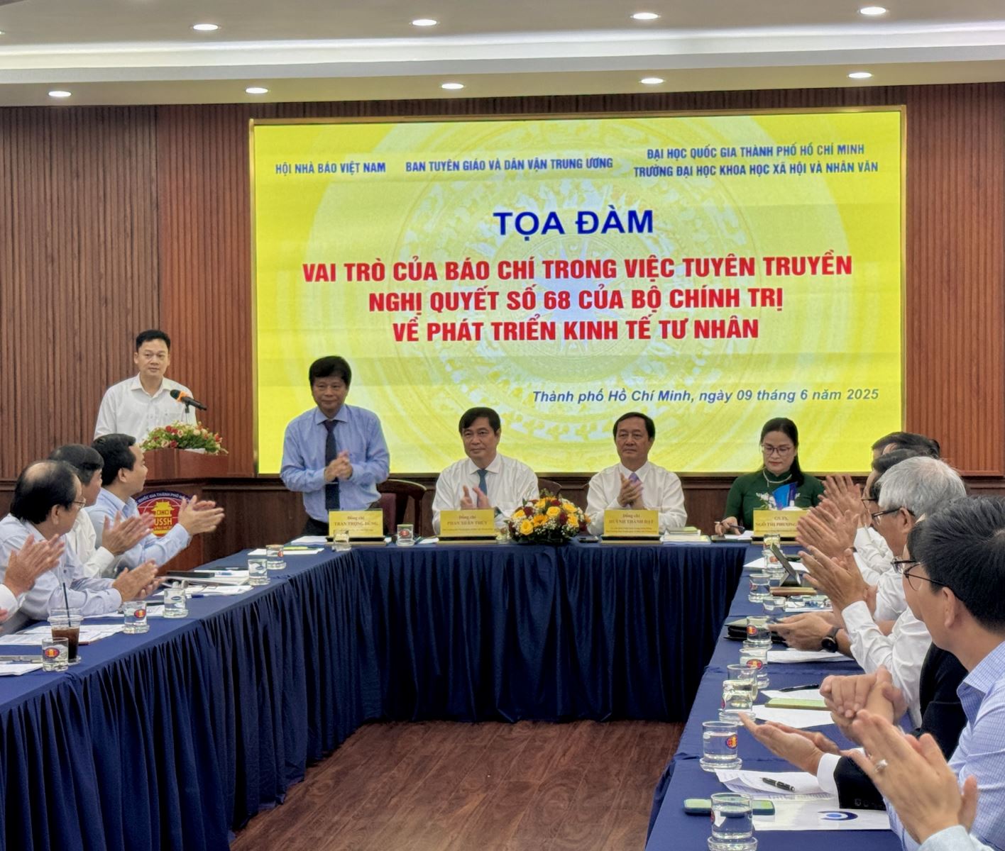Quang cảnh buổi tọa đàm.