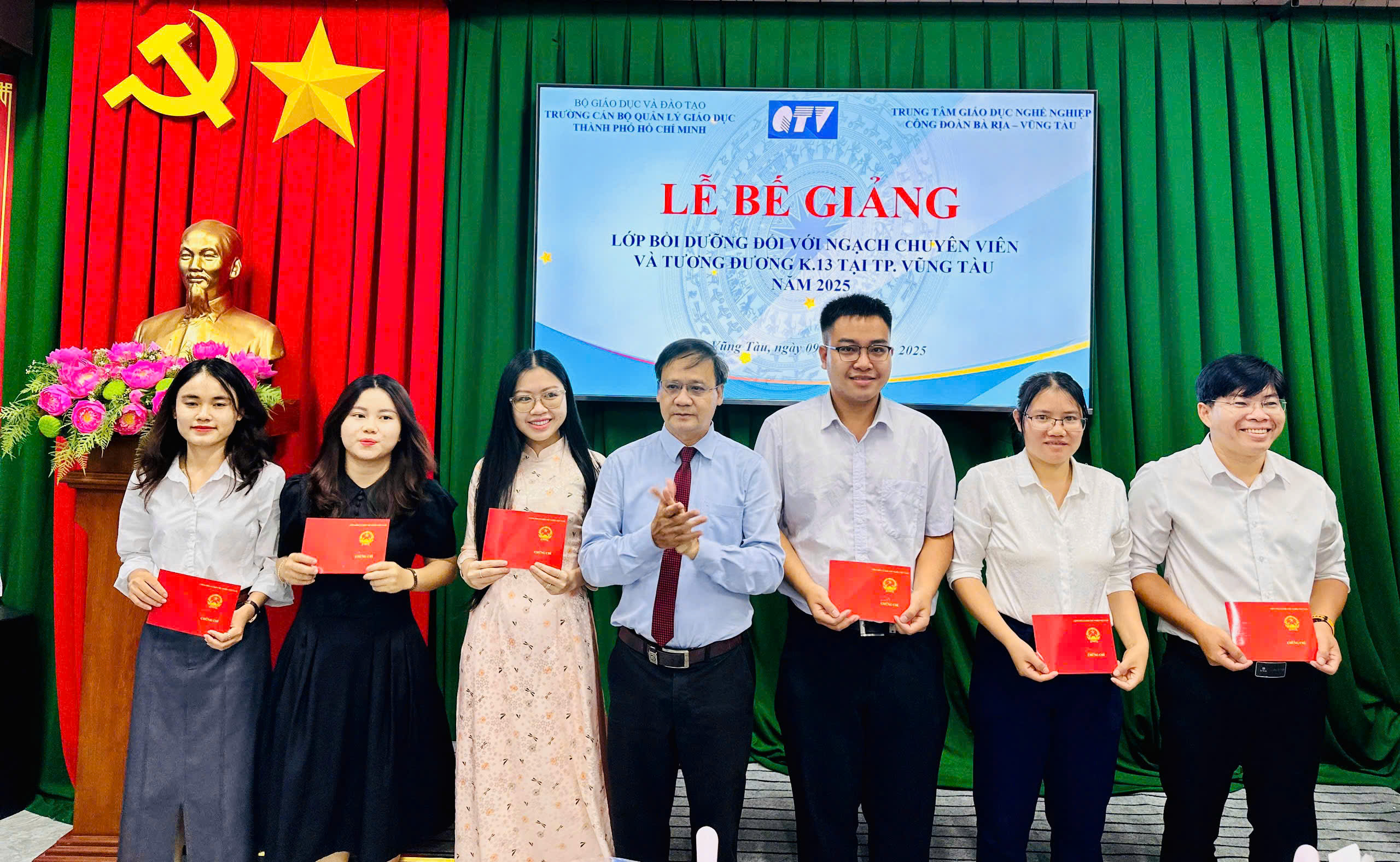 Tại lễ bế giảng, có 76 học viên được cấp chứng chỉ.