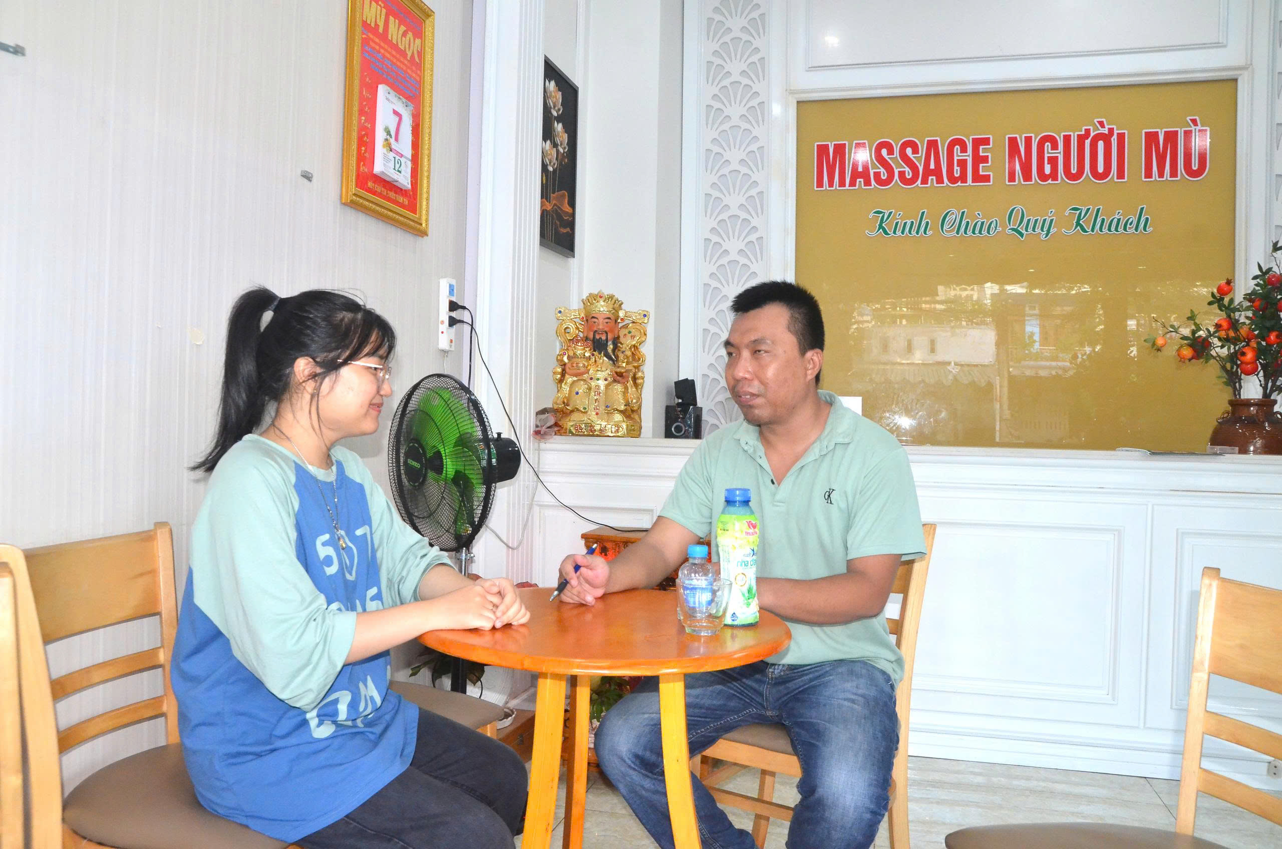 Anh Nguyễn Thượng Hiền tư vấn cho khách các dịch vụ tại cơ sở của mình (129, Xô Viết Nghệ Tĩnh, TP.Vũng Tàu).