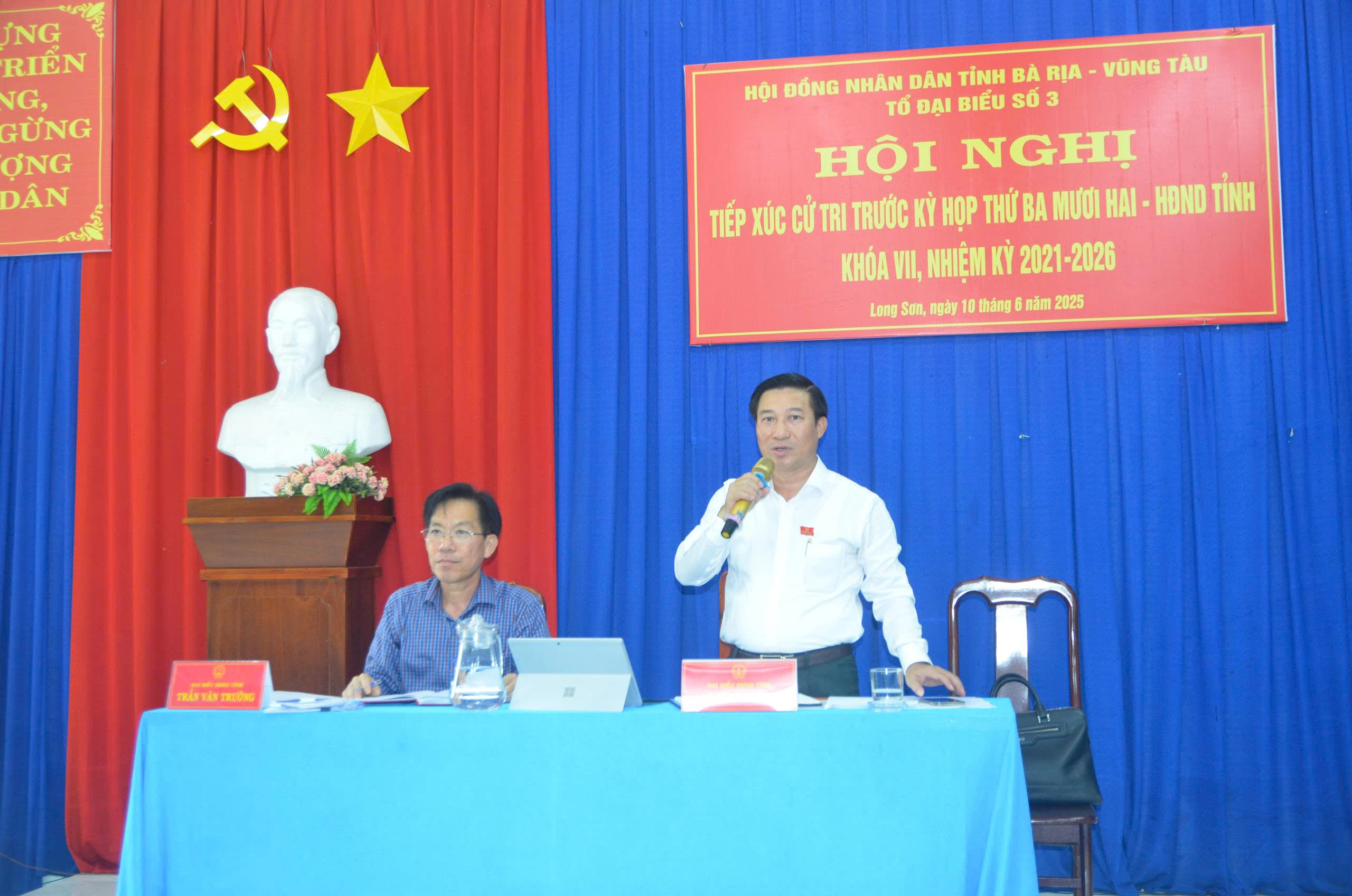 Tổ đại biểu số 3, HĐND tỉnh TXCT xã Long Sơn, TP.Vũng Tàu. Ảnh: CẨM NHUNG