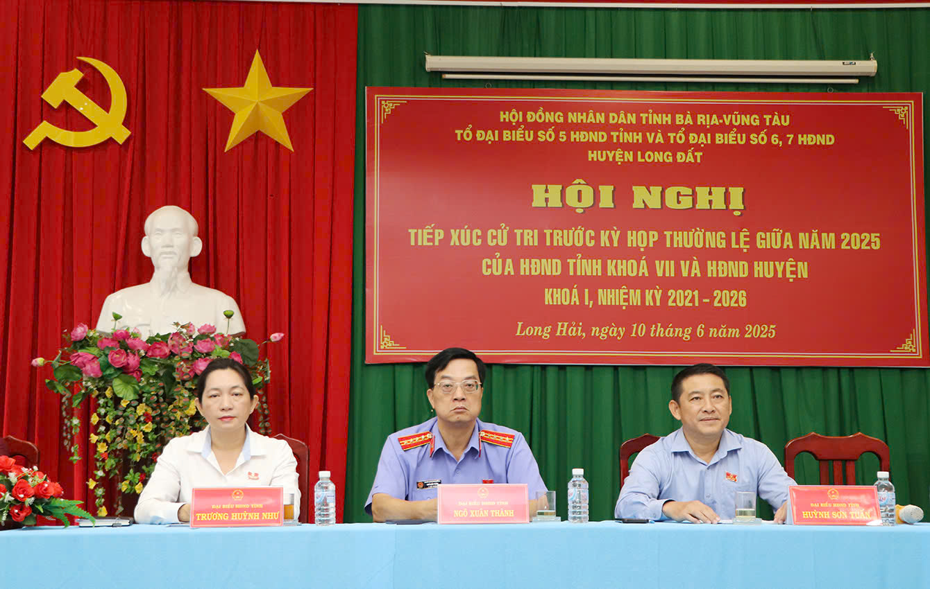 Tổ đại biểu số 5 HĐND tỉnh TXCT TT.Long Hải, huyện Long Đất. Ảnh: MINH THANH