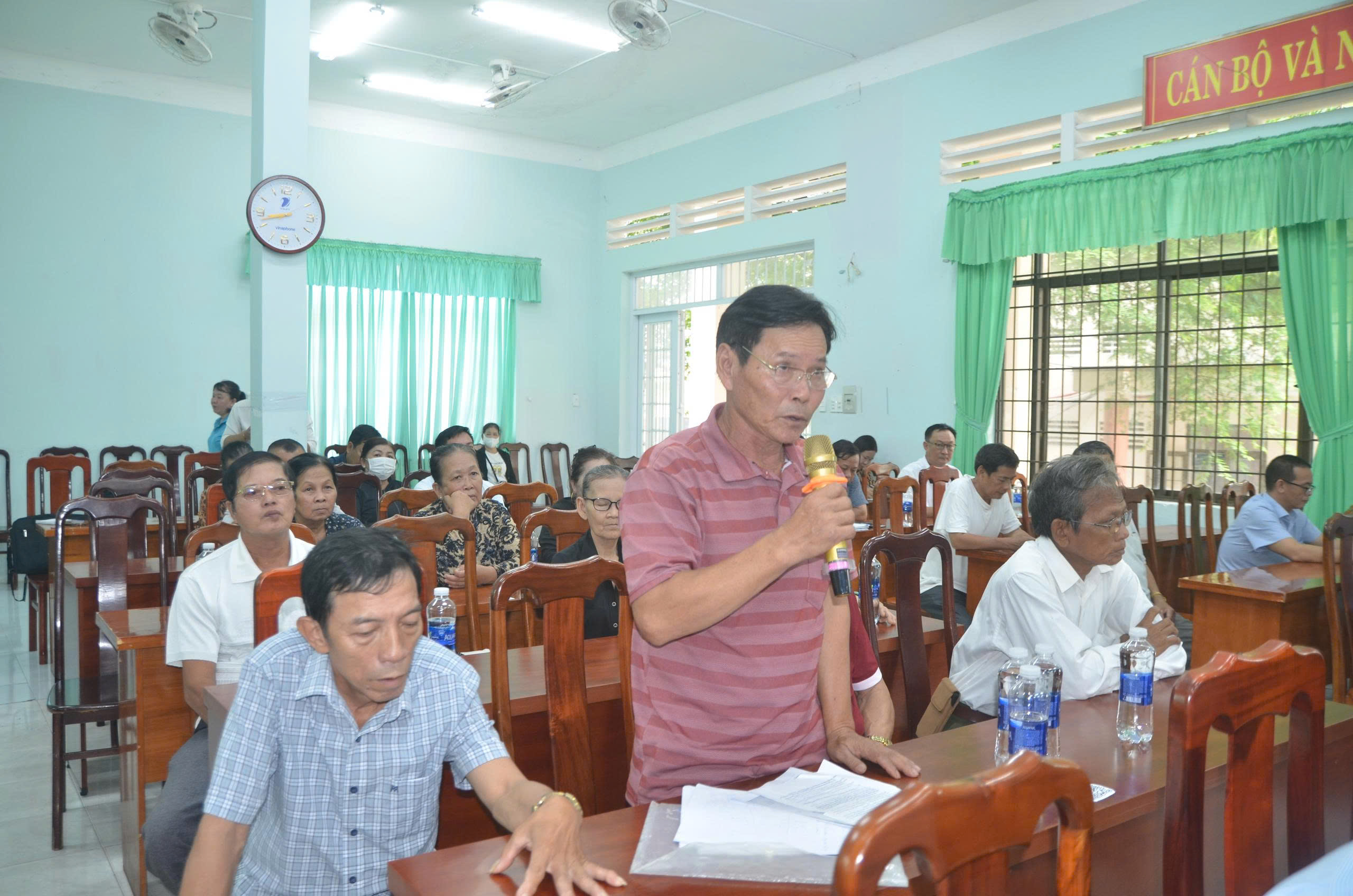 Cử tri Nguyễn Thị Hoa (phường 3,TP.Vũng Tàu) phản ánh trình trạng ngập nước trên địa bàn. Ảnh: HUYỀN TRANG.