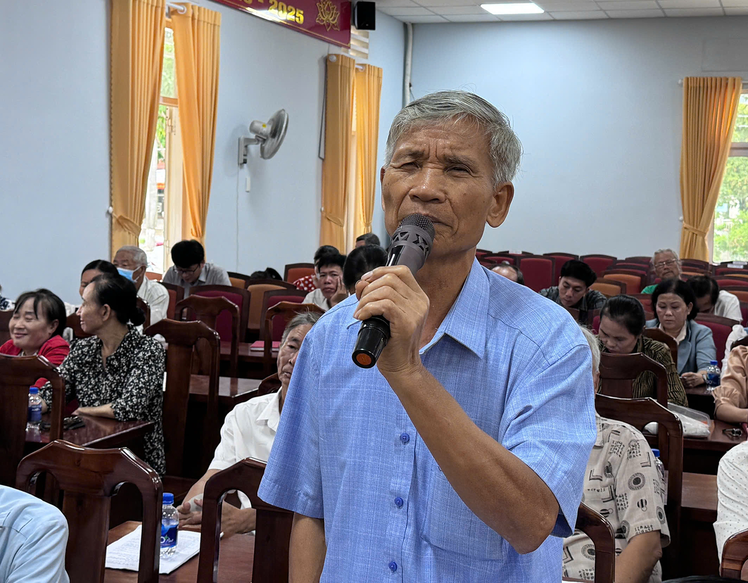 Cử tri Nguyễn Huy Cân (xã Tóc Tiên) phản ánh tình trạng xe tải lưu thông trên đường 81 vào giờ cao điểm gây nguy hiểm cho người đi xe máy. Ảnh: ĐĂNG KHOA