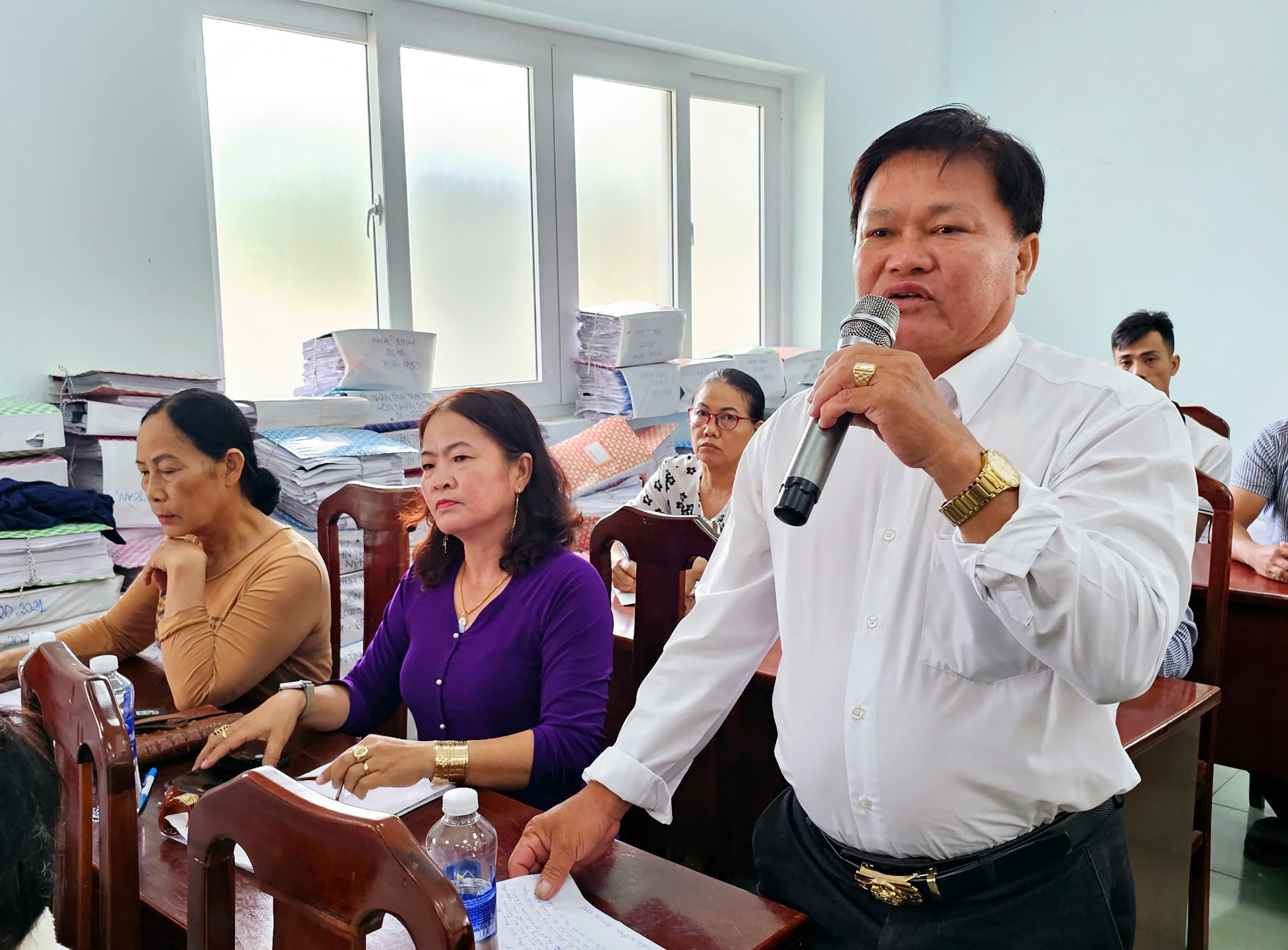 Cử tri Trần Dương Linh, ấp Bình Thắng, xã Bình Châu, huyện Xuyên Mộc phản ánh về tiến độ thi công, hoàn thành dự án xây dựng đập dâng Suối Bang kéo dài gây thiệt hại cho nông dân. Ảnh: BẢO KHÁNH