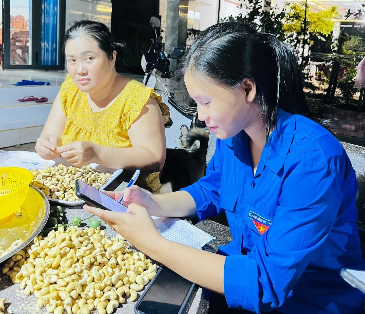 Đoàn viên, thanh niên huyện Châu Đức hướng dẫn, hỗ trợ người dân tích hợp giấy tờ cá nhân lên VNeID.