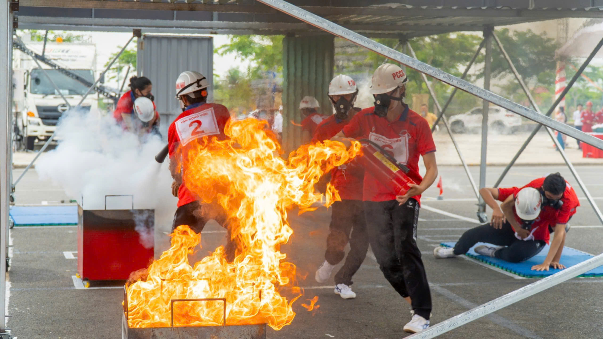 Các thành viên tổ liên gia an toàn PCCC tham gia hội thi “Tổ liên gia an toàn PCCC”.