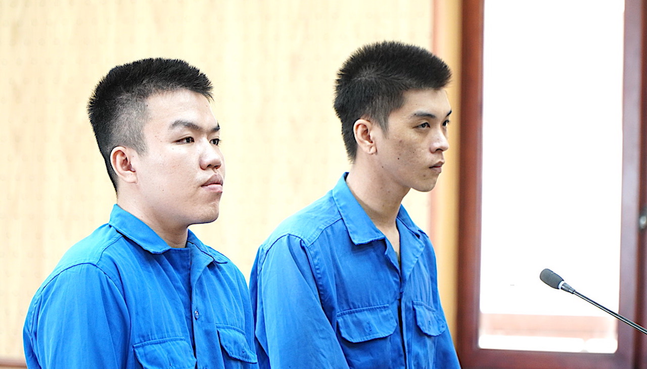 Hai bị cáo tại phiên xét xử.