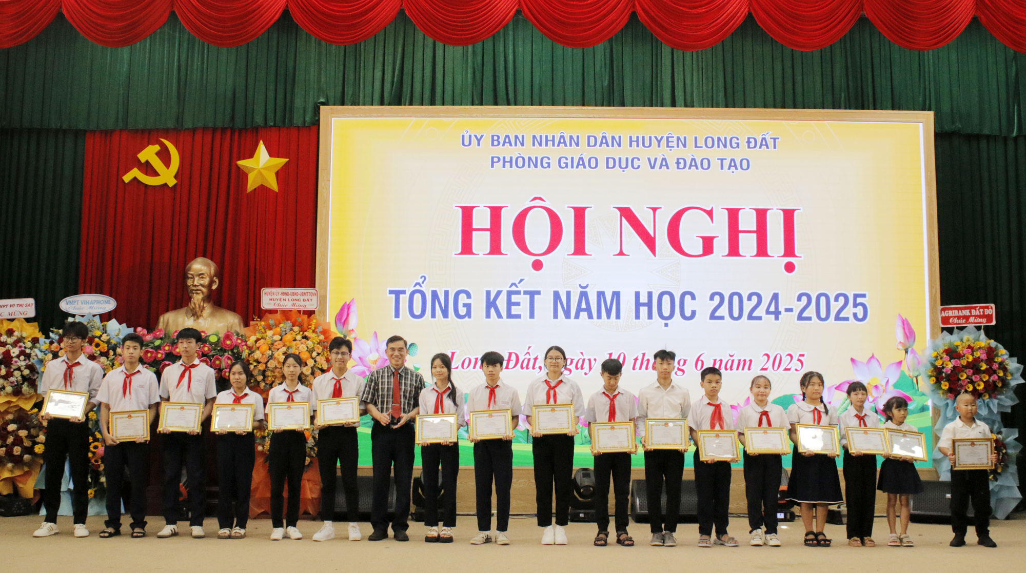 Ông Trần Thượng Chí, Bí thư Huyện ủy Long Đất tặng giấy khen cho tập thể, cá nhân đạt giải các cuộc thi.