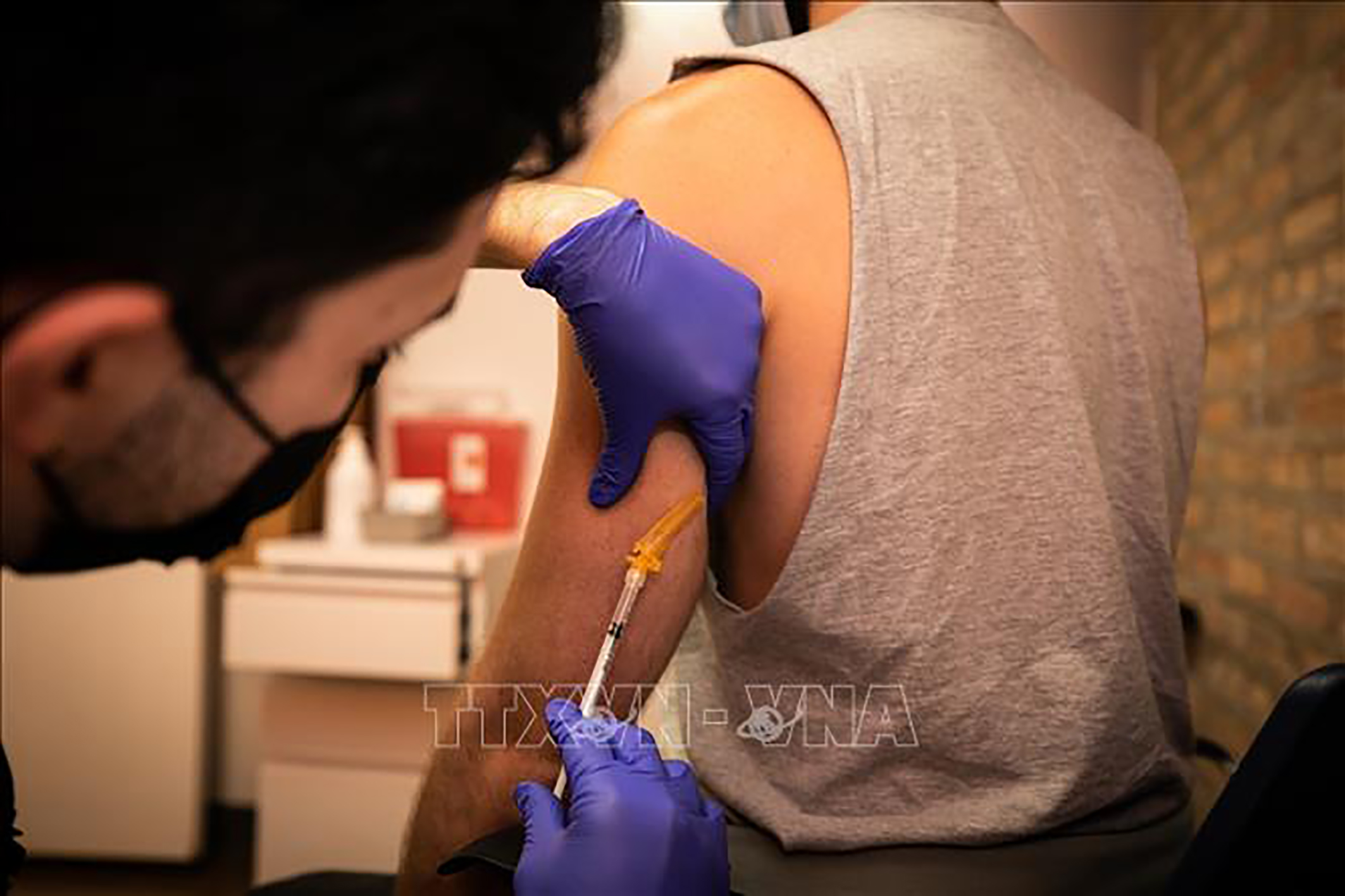 Nhân viên y tế tiêm vaccine phòng bệnh đậu mùa khỉ cho người dân.
