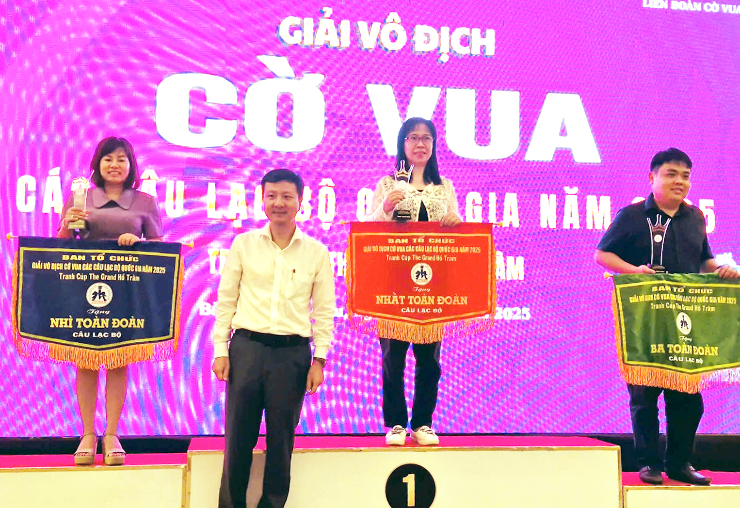 Đại diện Ban tổ chức trao giải cho các đội có thành tích cao.