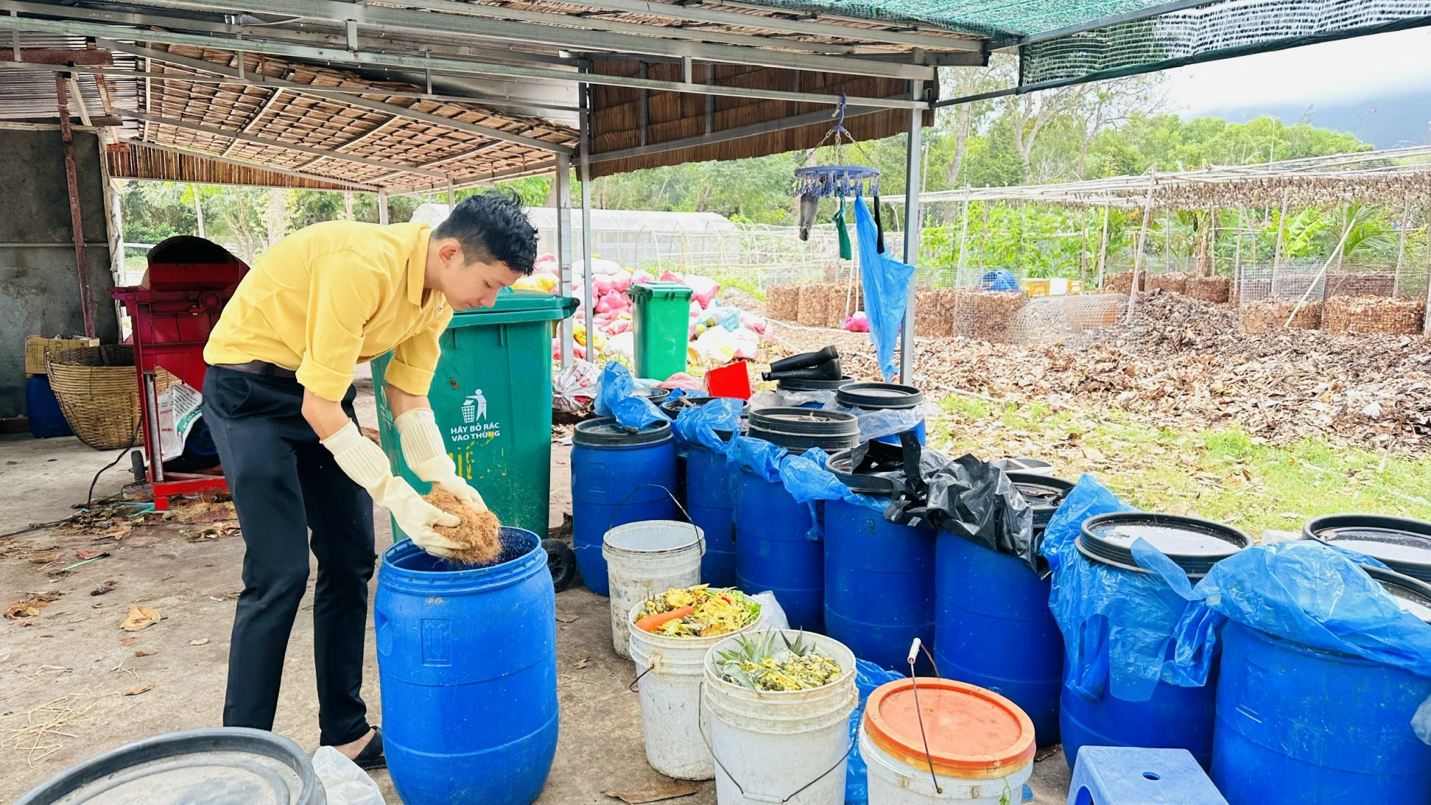 Rác hữu cơ sau khi thu gom về được ủ thành phân.