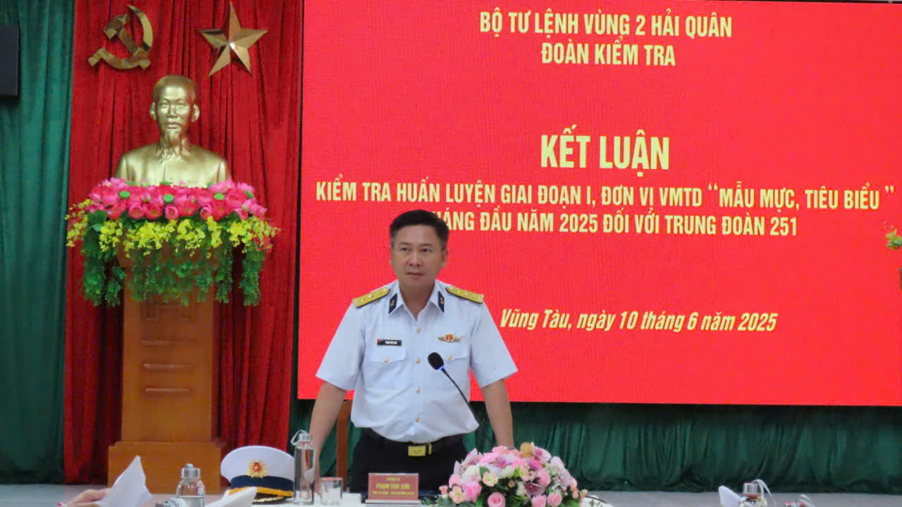 Thượng tá Phạm Văn Sơn, Phó Tư lệnh, Tham mưu trưởng Vùng 2 Hải quân dự và phát biểu tại buổi kiểm tra.