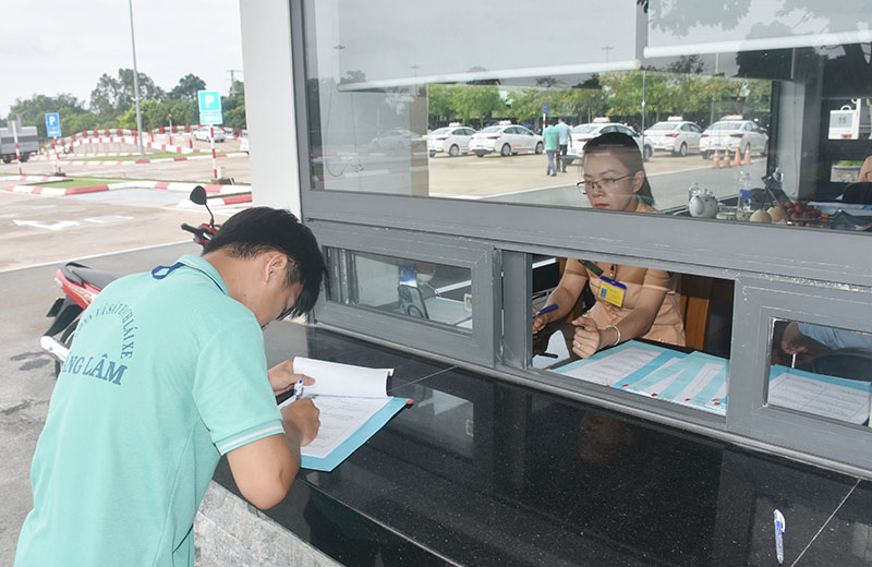 Học viên ký vào hồ sơ trước khi thực hành sa hình. 