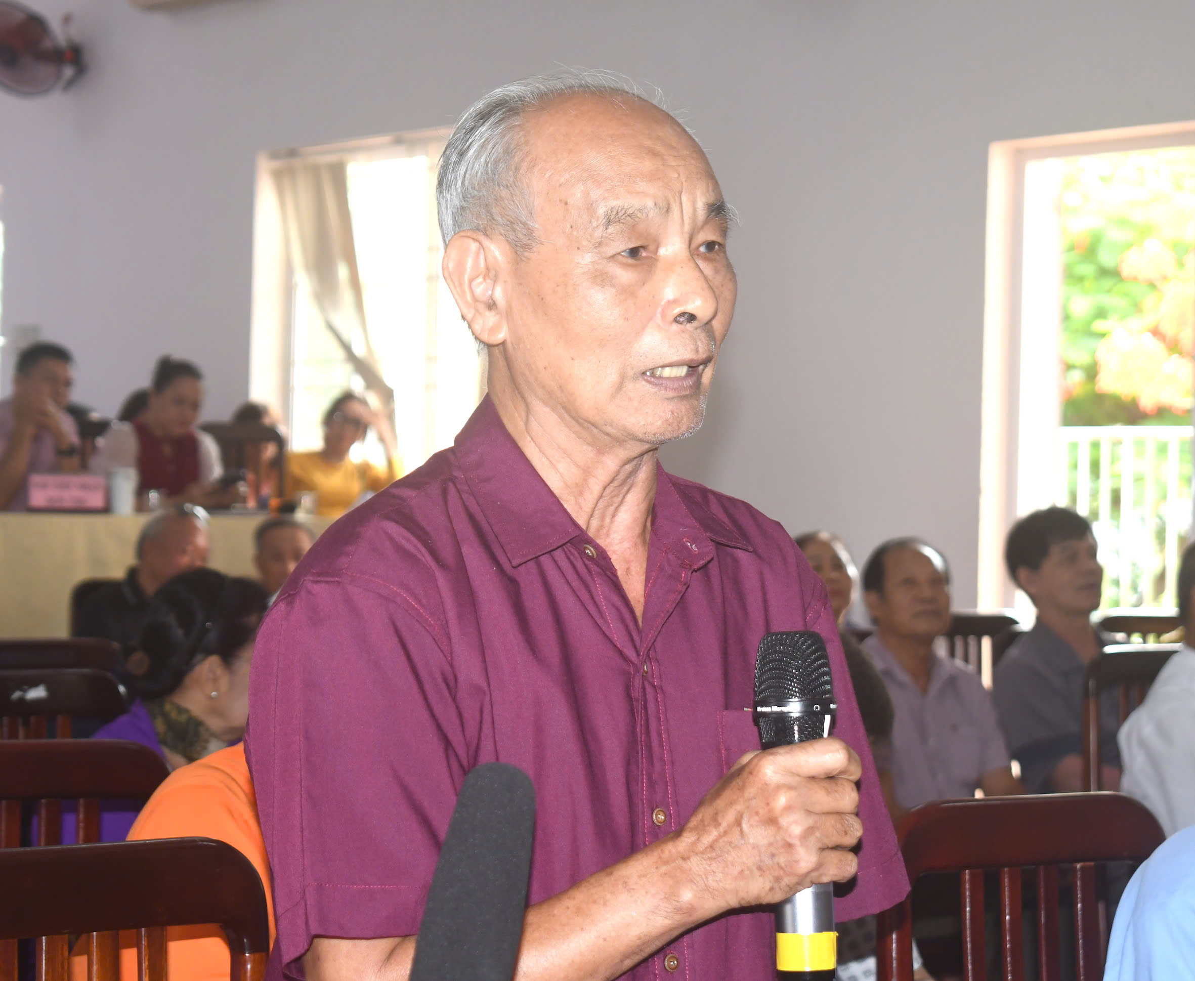 Cử tri Nguyễn Minh Châu (phường 4, TP.Vũng Tàu) kiến nghị cần lựa chọn kỹ về công tác giới thiệu cán bộ trong sáp nhập đơn vị hành chính. Ảnh: HUYỀN TRANG.