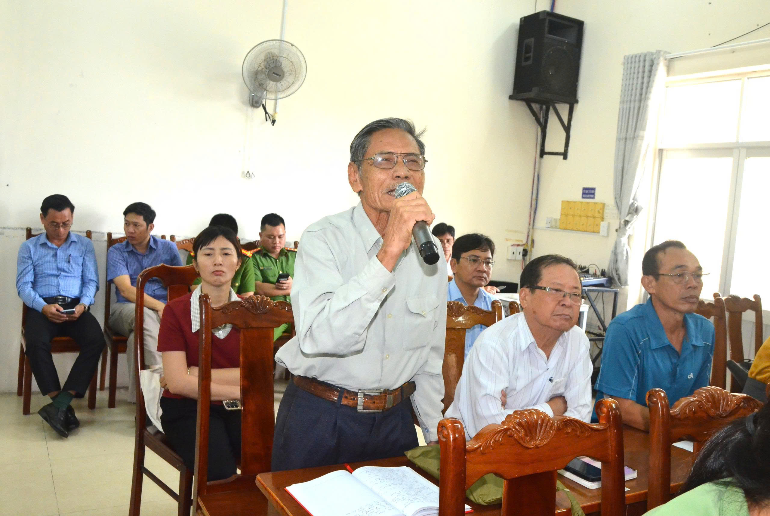 Cử tri Trần Văn Phúc (phường 11, TP.Vũng Tàu) đề nghị Nhà nước có chính sách ưu tiên, cấp đất hoặc nhà ở cho đối tượng chính sách khi Nhà nước thu hồi đất thực hiện các dự án đầu tư công. Ảnh: CẨM NHUNG