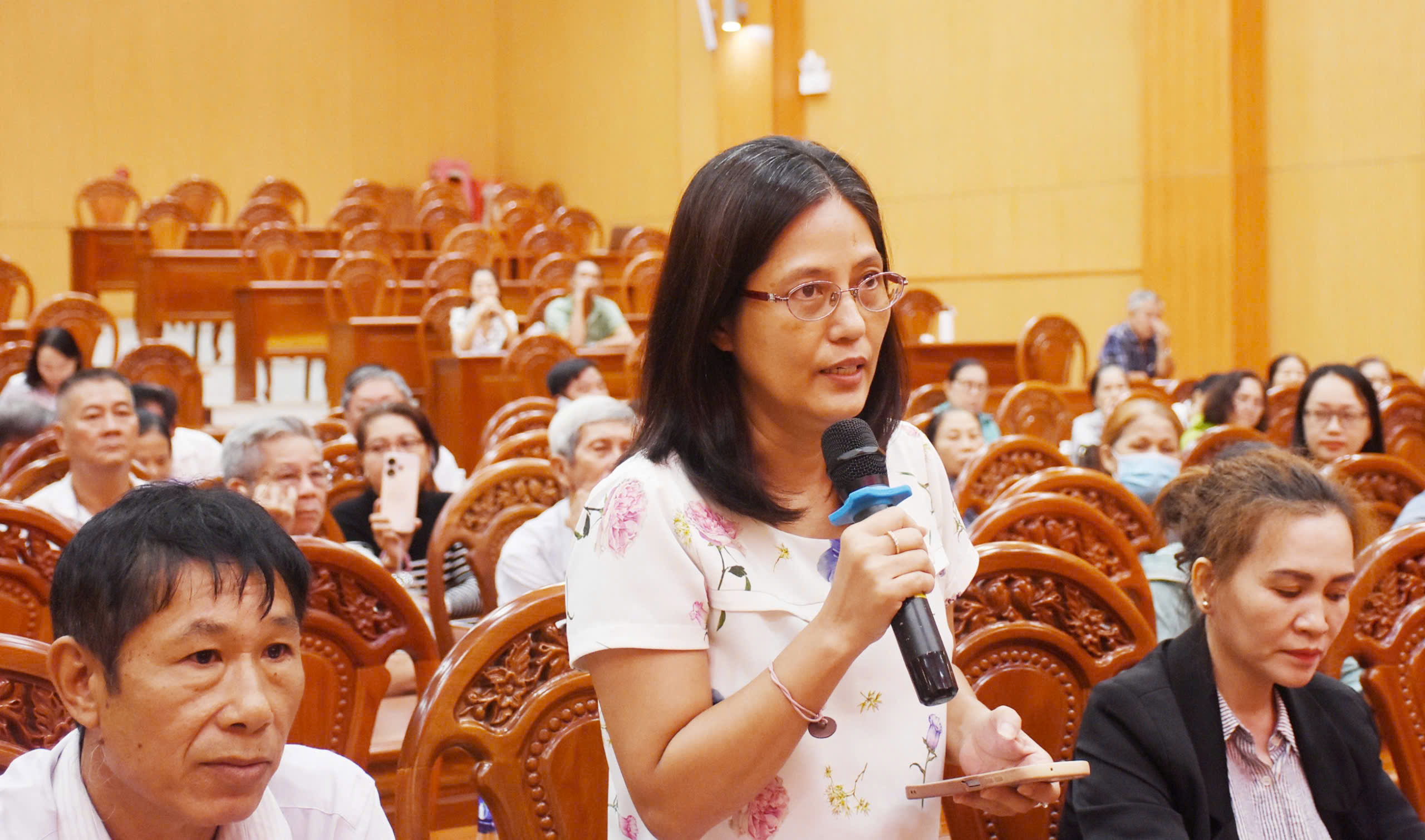 Cử tri Nguyễn Thúy Hằng, phường Long Toàn đại diện cho 200 hộ dân phản ánh về vấn đề đất đai của các hộ dân khu Barya Citi. Ảnh: TUYẾT MAI