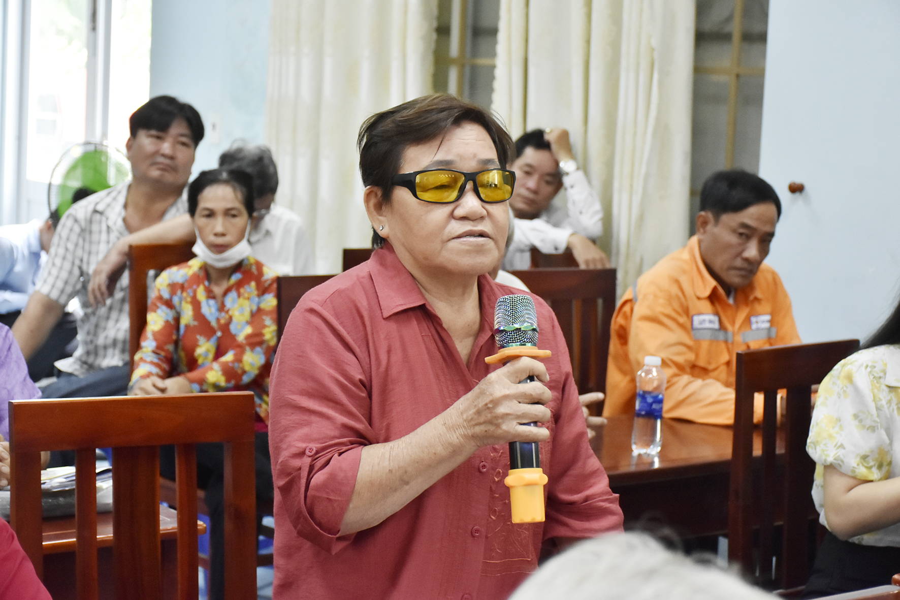 Cử tri Nguyễn Thị Kim Duyên (tổ 12, khu phố Song Vĩnh, phường Tân Phước, TP.Phú Mỹ) kiến nghị lựa chọn cán bộ, công chức, viên chức có tâm, có năng lực vì dân vì nước khi sắp xếp tinh gọn bộ máy. Ảnh: MỸ LƯƠNG