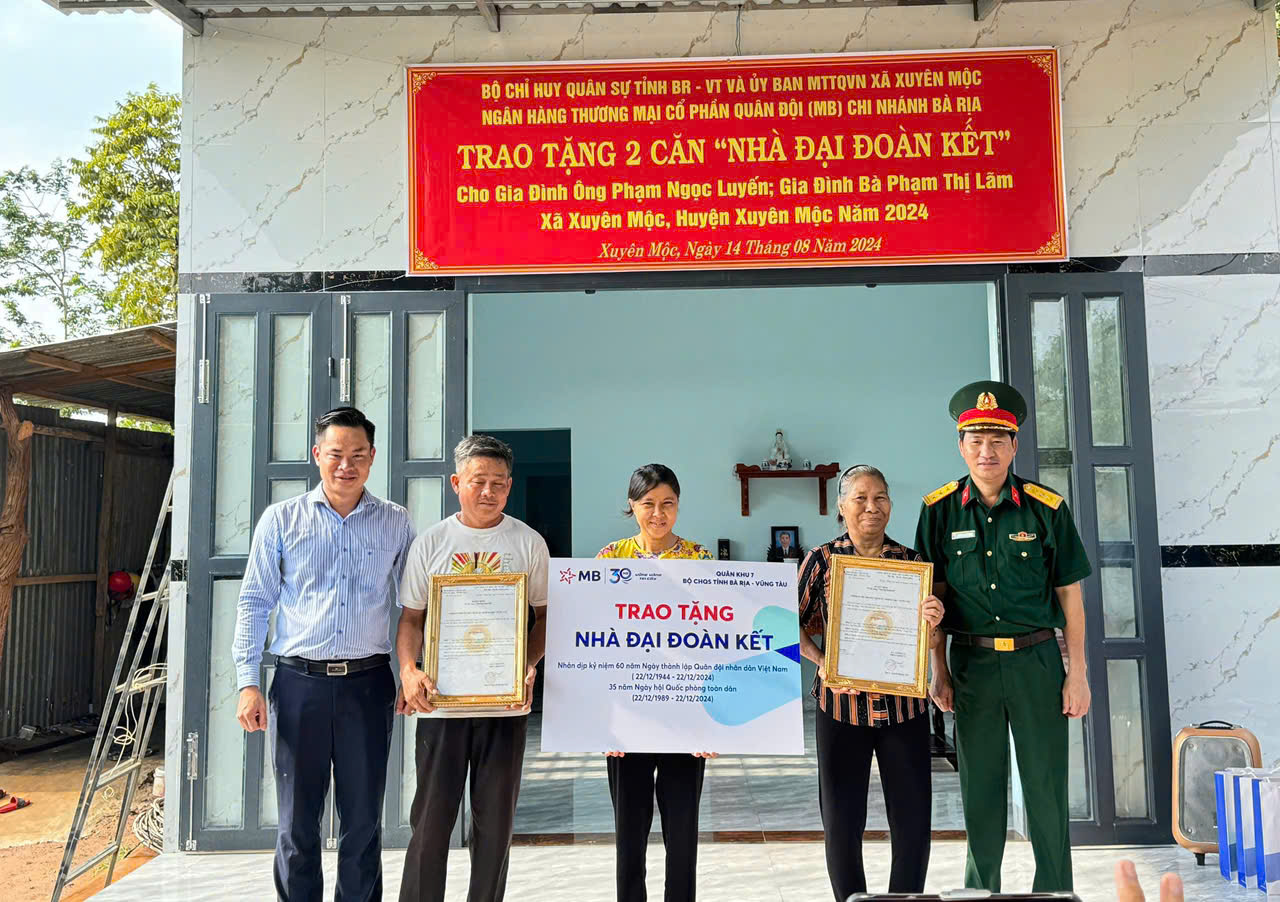 Bộ Chỉ huy Quân sự tỉnh phối hợp với Ủy ban MTTQ Việt Nam xã Xuyên Mộc (huyện Xuyên Mộc) tặng 2 nhà  đại đoàn kết cho người dân nghèo trên địa bàn xã.