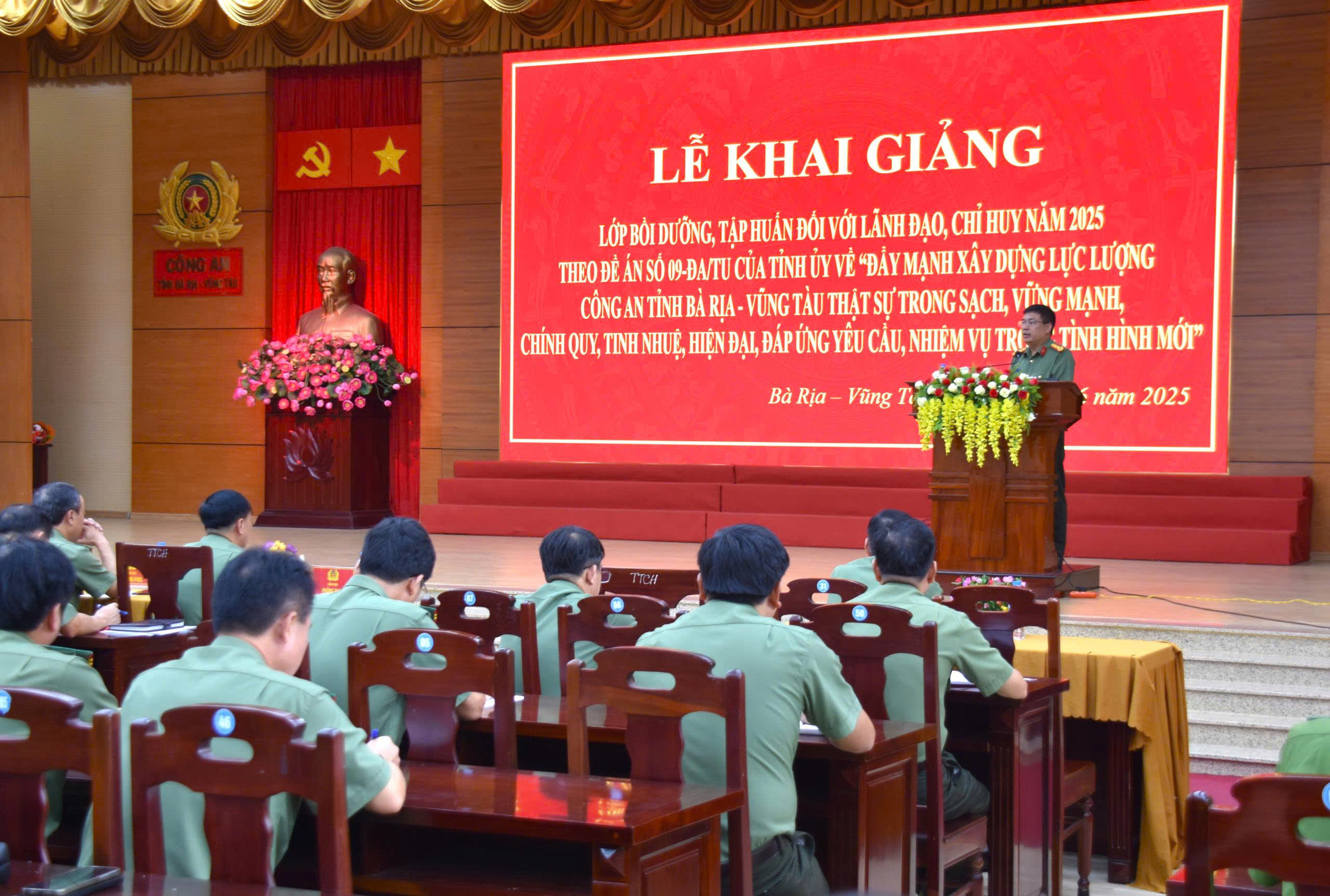 Đại tá Lương Đức Minh, Phó Giám đốc Công an tỉnh phát biểu khai giảng lớp bồi dưỡng, tập huấn.