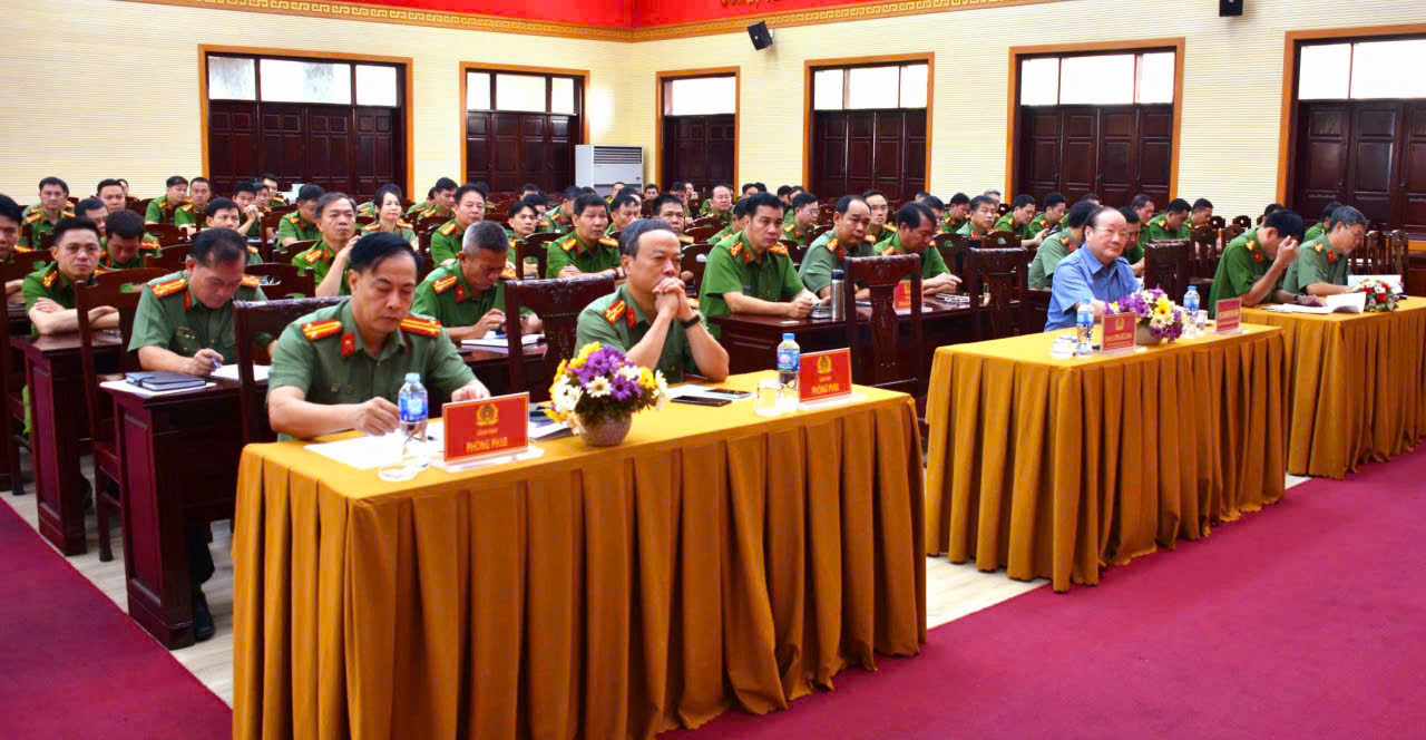 Các đại biểu tham dự lễ khai giảng. 
