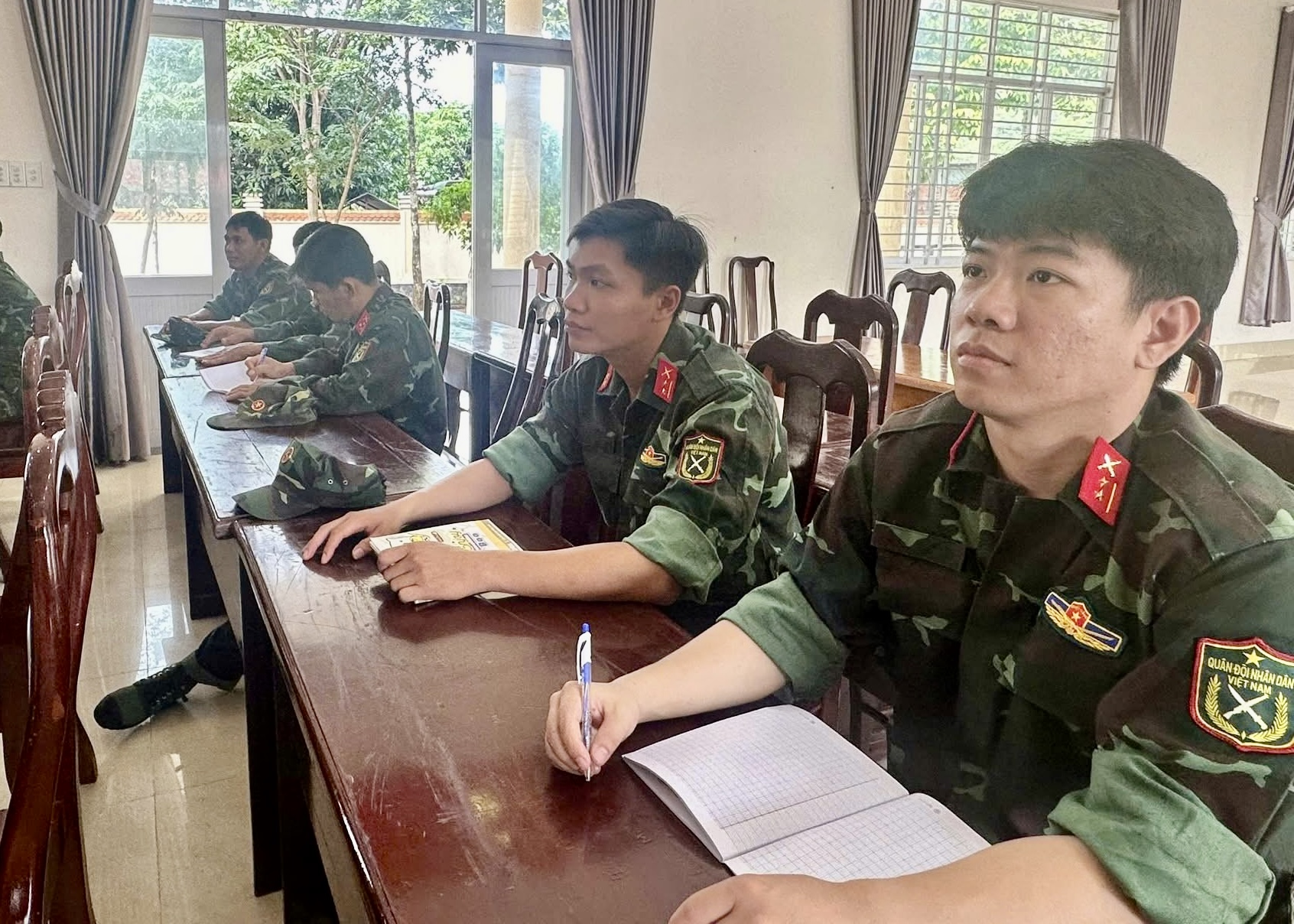 Cán bộ, chiến sĩ Trung đoàn Minh Đạm tham gia lớp giáo dục chính trị cấp đại đội.