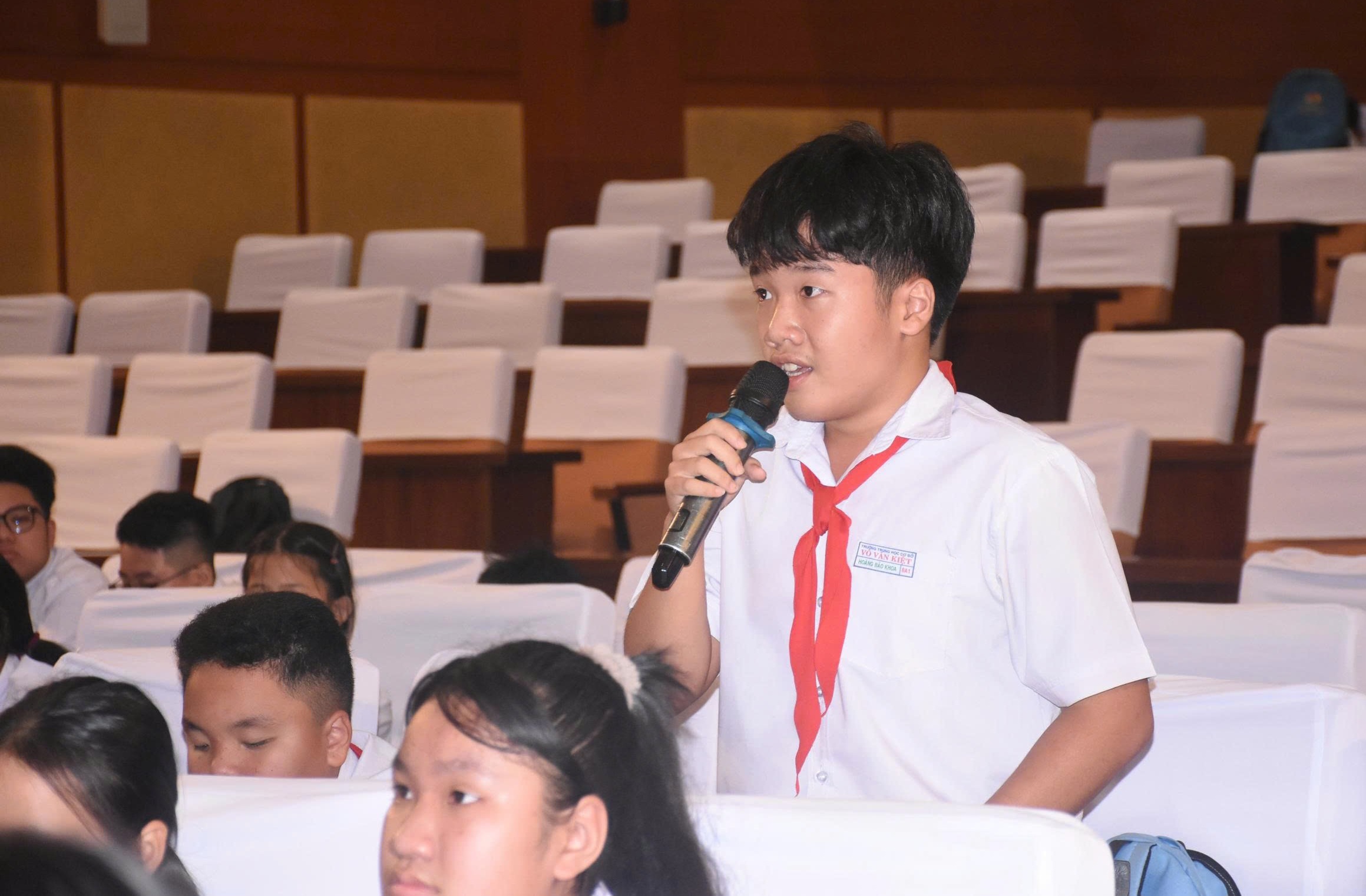 Thiếu nhi tham gia đóng góp ý kiến về phương pháp bảo vệ trẻ em tương tác lành mạnh trên không gian mạng.