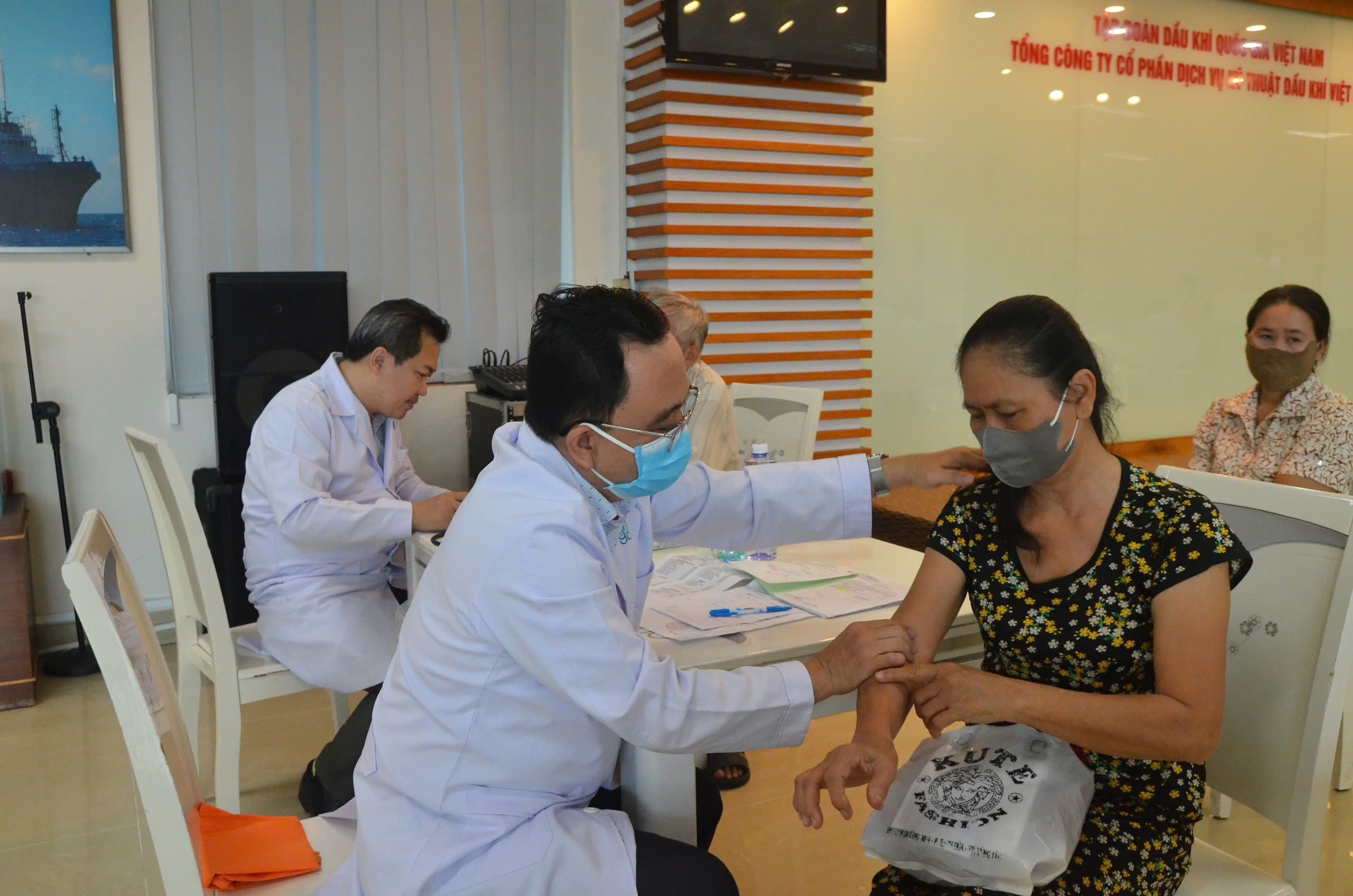 Người cao tuổi trên địa bàn TP.Vũng Tàu được khám, chữa bệnh miễn phí tại một chương trình thiện nguyện. Ảnh: CẨM NHUNG