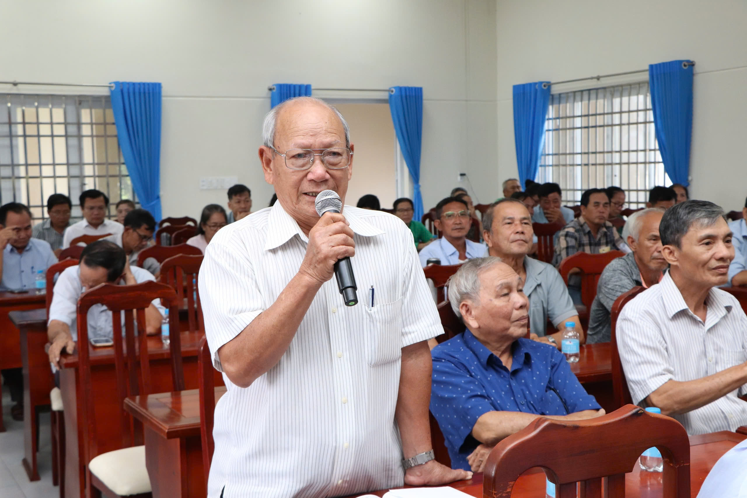 Cử tri Võ Minh (xã Phước Tỉnh, huyện Long Đất) phản ánh giá điện sinh hoạt tăng quá cao, gây áp lực lên cuộc sống người dân. Ảnh: MINH THANH