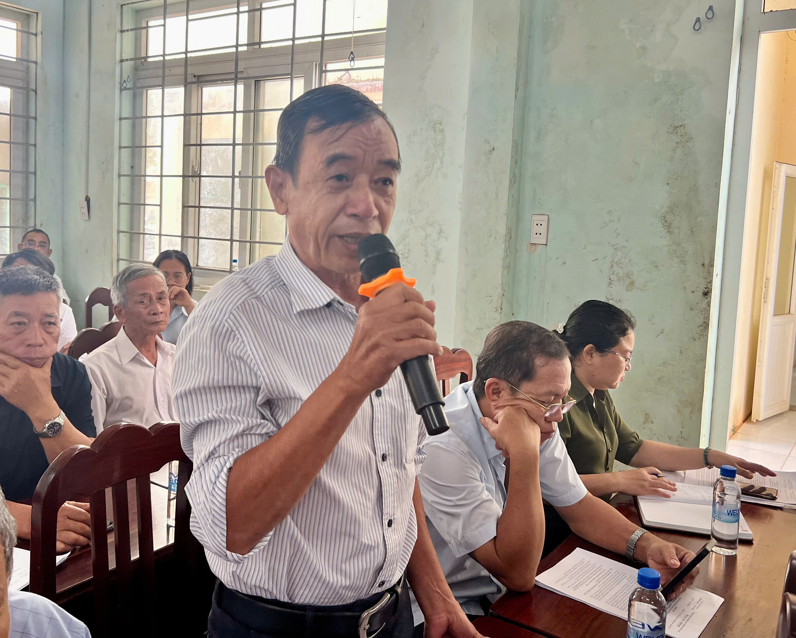 Cử tri xã Hòa Hiệp (huyện Xuyên Mộc) phản ánh các vấn đề dân sinh,  ô nhiễm môi trường tại địa phương. Ảnh: KIM HỒNG