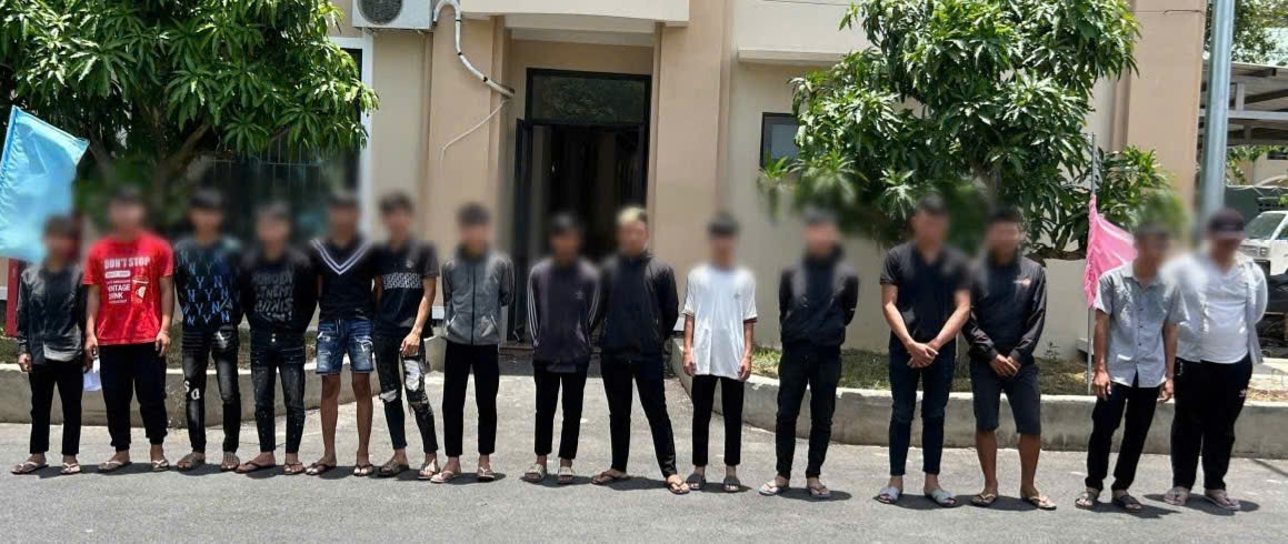 Nhóm thanh niên đua xe được đưa về công an để điều tra. 