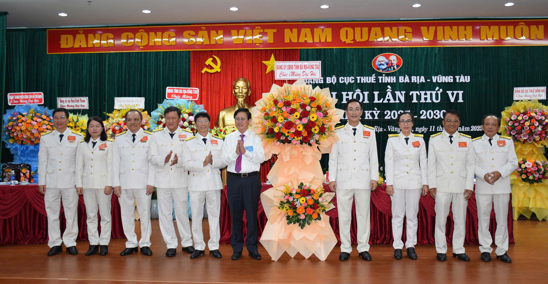 Ông Ngọc Khánh, Phó Chủ tịch UBND tỉnh tặng lãng hoa của Đảng ủy UBND tỉnh chúc mừng đại hội.