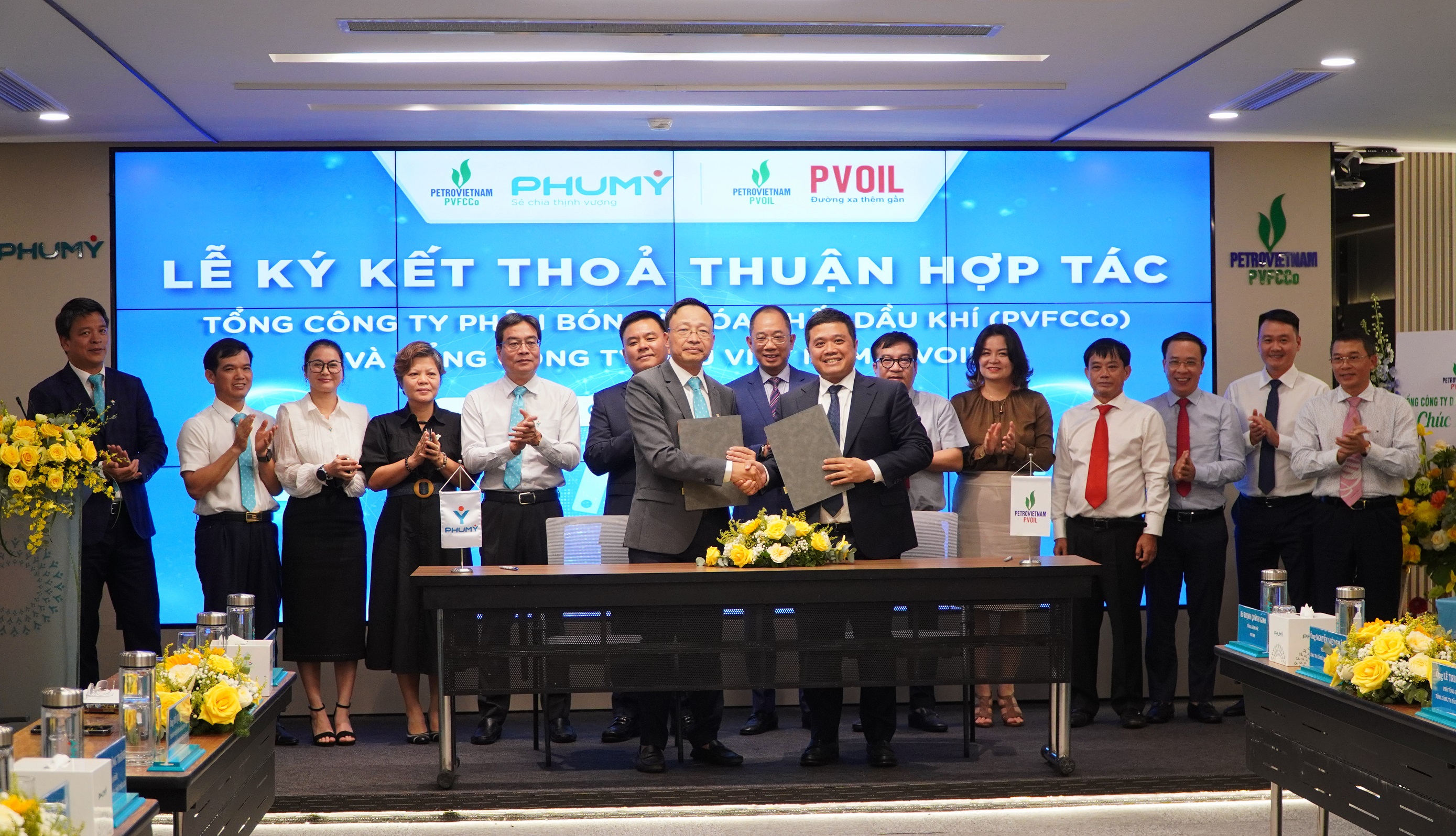 Đại diện hai đơn vị trao Thỏa thuận hợp tác