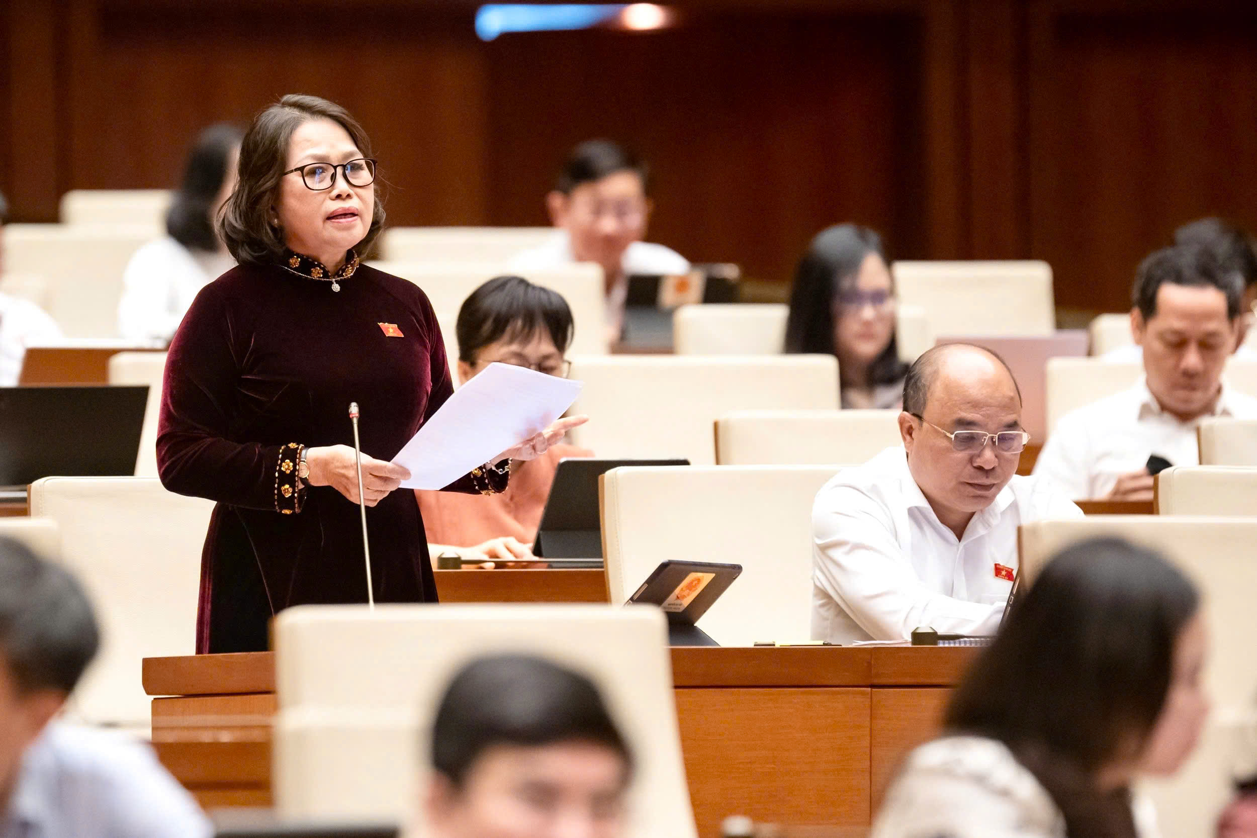 Đại biểu Nguyễn Thị Yến: “Bảo đảm tính đồng bộ thể chế - Xử lý  thấu đáo vấn đề biên chế, tài sản và phân quyền”.