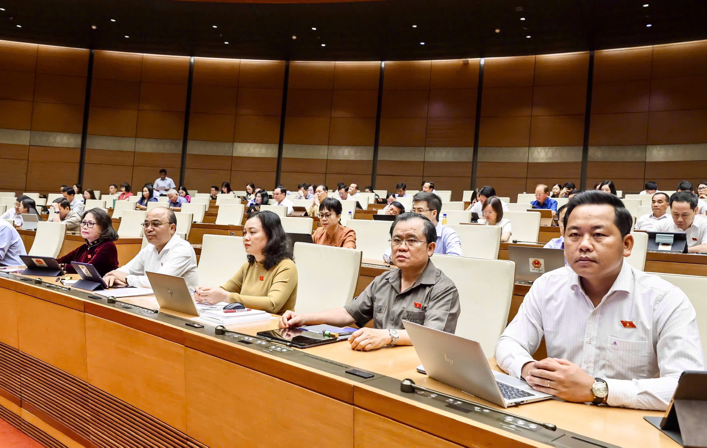 Đoàn ĐBQH tỉnh tại phiên họp lịch sử sáng 12/6/2025.