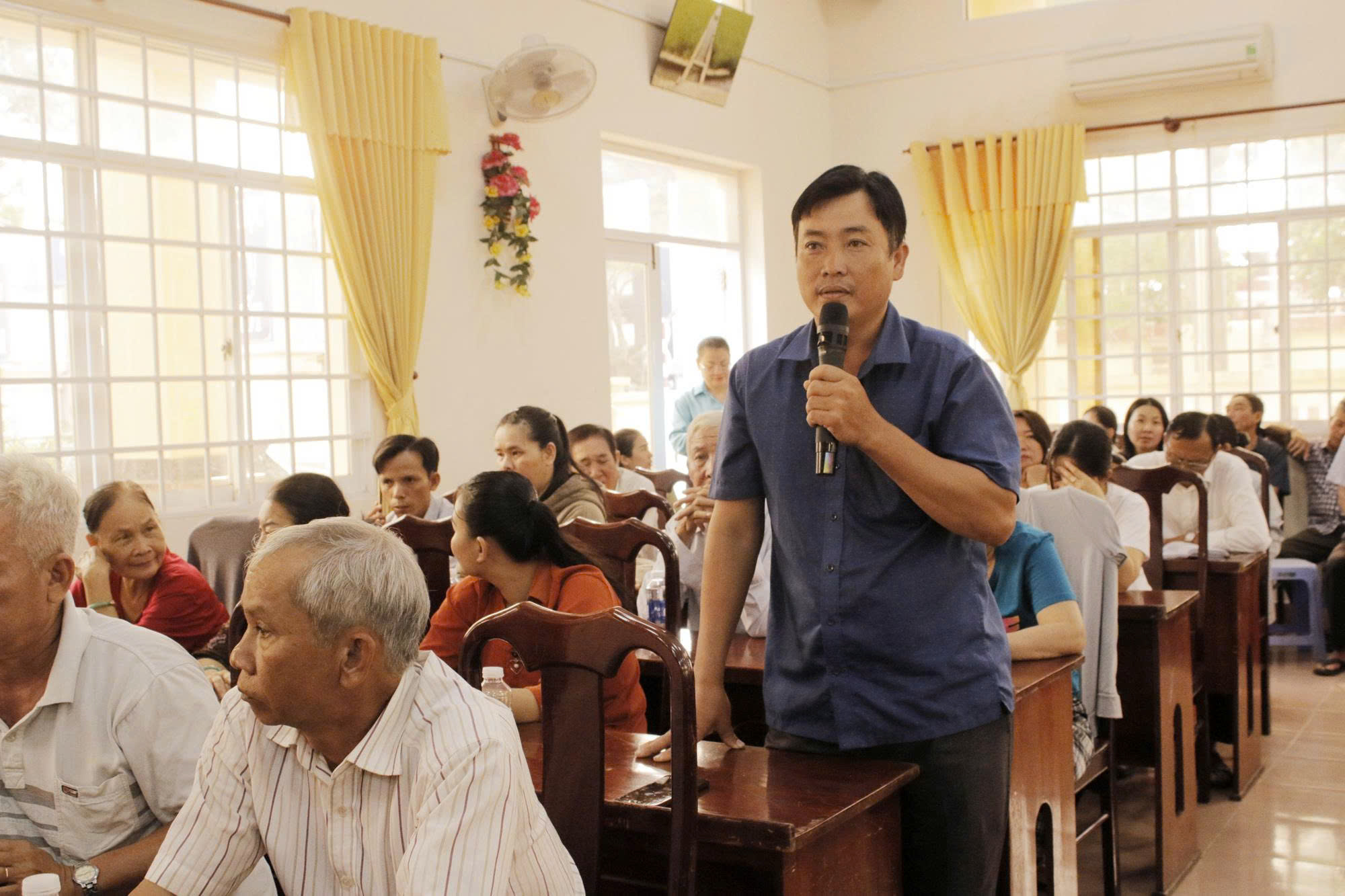 Cử tri Trần Mạnh Hùng, TT. Đất Đỏ, huyện Long Đất kiến nghị tỉnh xem xét sớm sửa chữa đường cấp phối dọc khu vực kênh Bà Đáp để người dân đi lại và vận chuyển hàng hóa thuận tiện…  Ảnh: ĐÔNG HIẾU