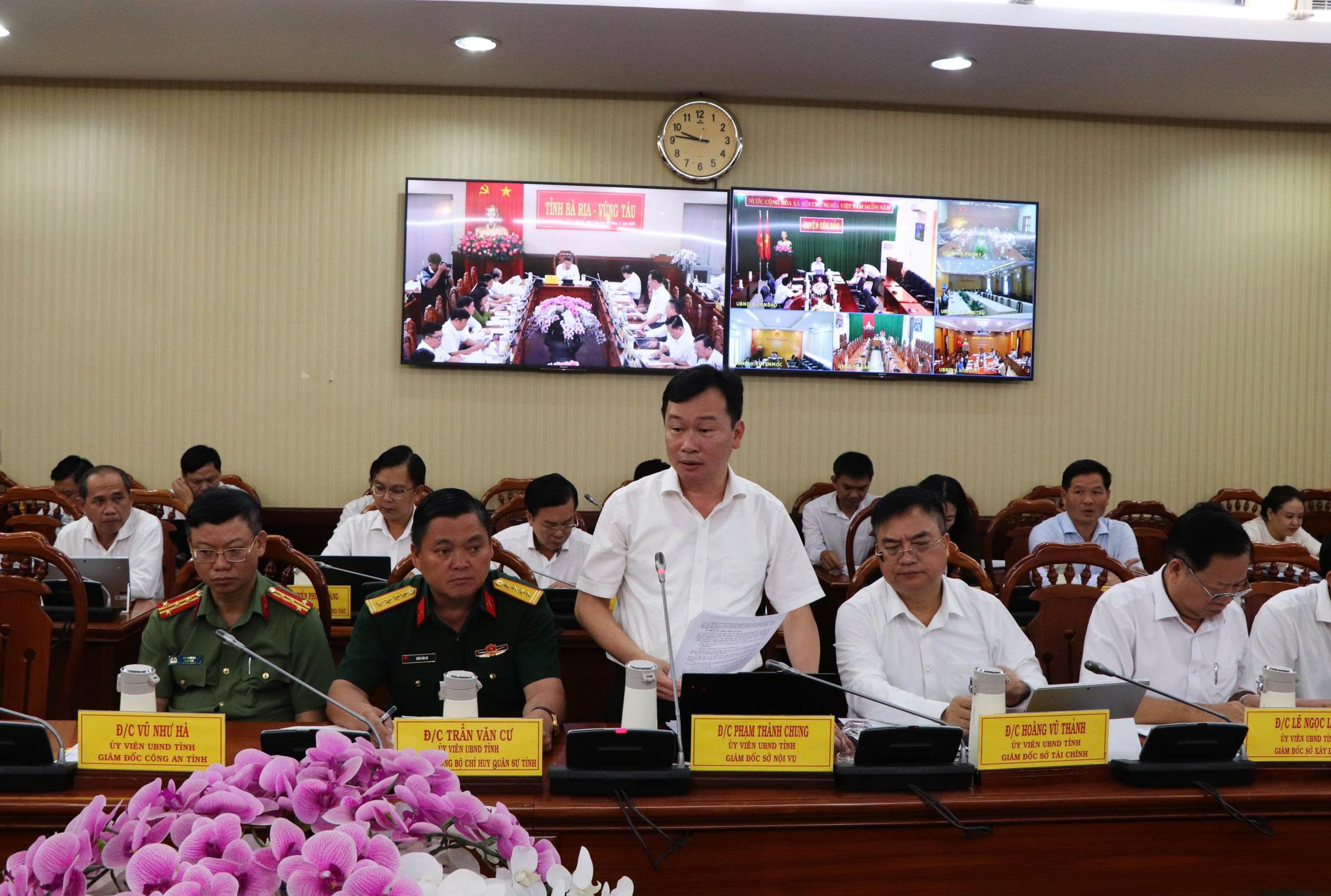 Ông Phạm Thành Chung, Giám đốc Sở Nội vụ ý kiến về nội dung liên quan đến công tác sắp xếp, tổ chức hoạt động bộ máy hành chính cấp xã.