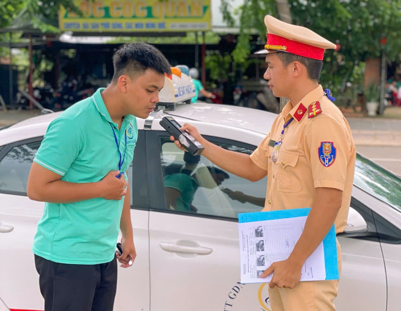 Cán bộ CSGT kiểm tra nồng độ cồn thí sinh trước khi thực hiện thi nội dung đường trường. 