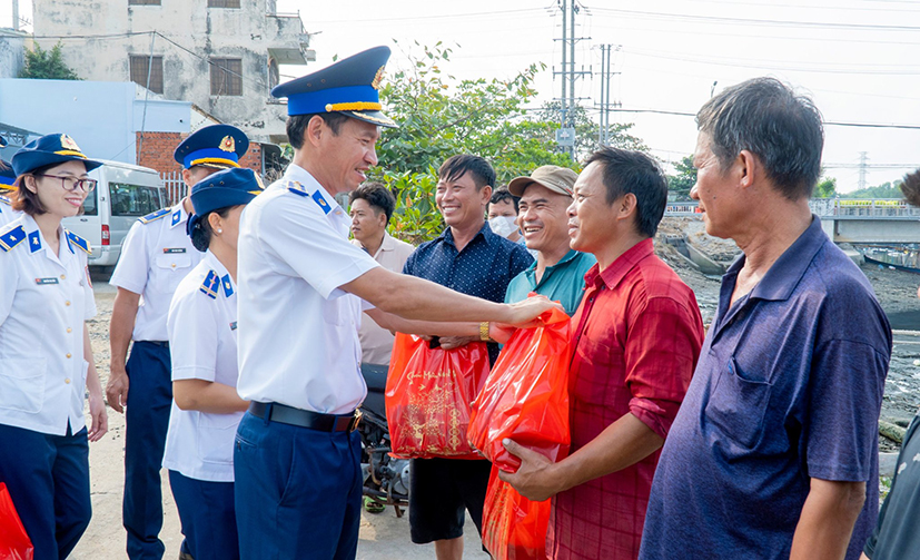 Thủ trưởng Bộ Tư lệnh Vùng Cảnh sát biển 3 tặng cờ Tổ quốc cùng nhu yếu phẩm, thuốc men cho ngư dân Vũng Tàu.