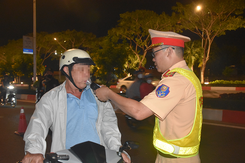 Để phòng tránh TNGT nói chung, tai nạn do người điều khiển phương tiện tự gây ra nói riêng, người dân  không điều khiển phương tiện khi đã sử dụng rượu, bia. Trong ảnh: Cán bộ Phòng CSGT kiểm tra nồng độ cồn người điều khiển phương tiện tại TP.Vũng Tàu.