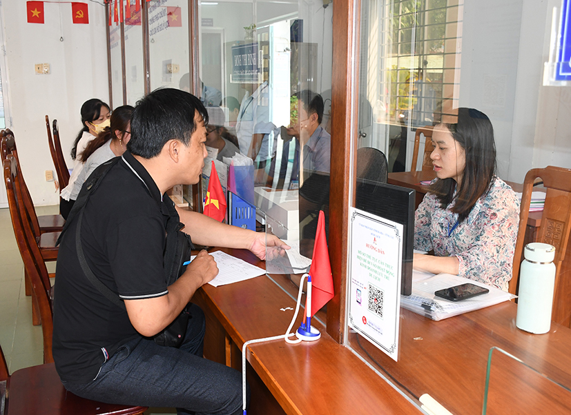 Việc thực hiện mô hình không khói thuốc ở UBND phường Thắng Nhì (TP.Vũng Tàu) đã góp phần xây dựng môi trường công sở trong lành. Trong ảnh: Người dân đến giải quyết thủ tục hành chính tại Bộ phận một cửa phường Thắng Nhì.