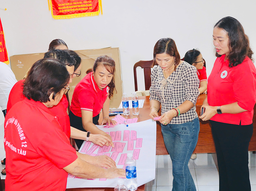 Tình nguyện viên làm bài tập nhóm tại lớp tập huấn.