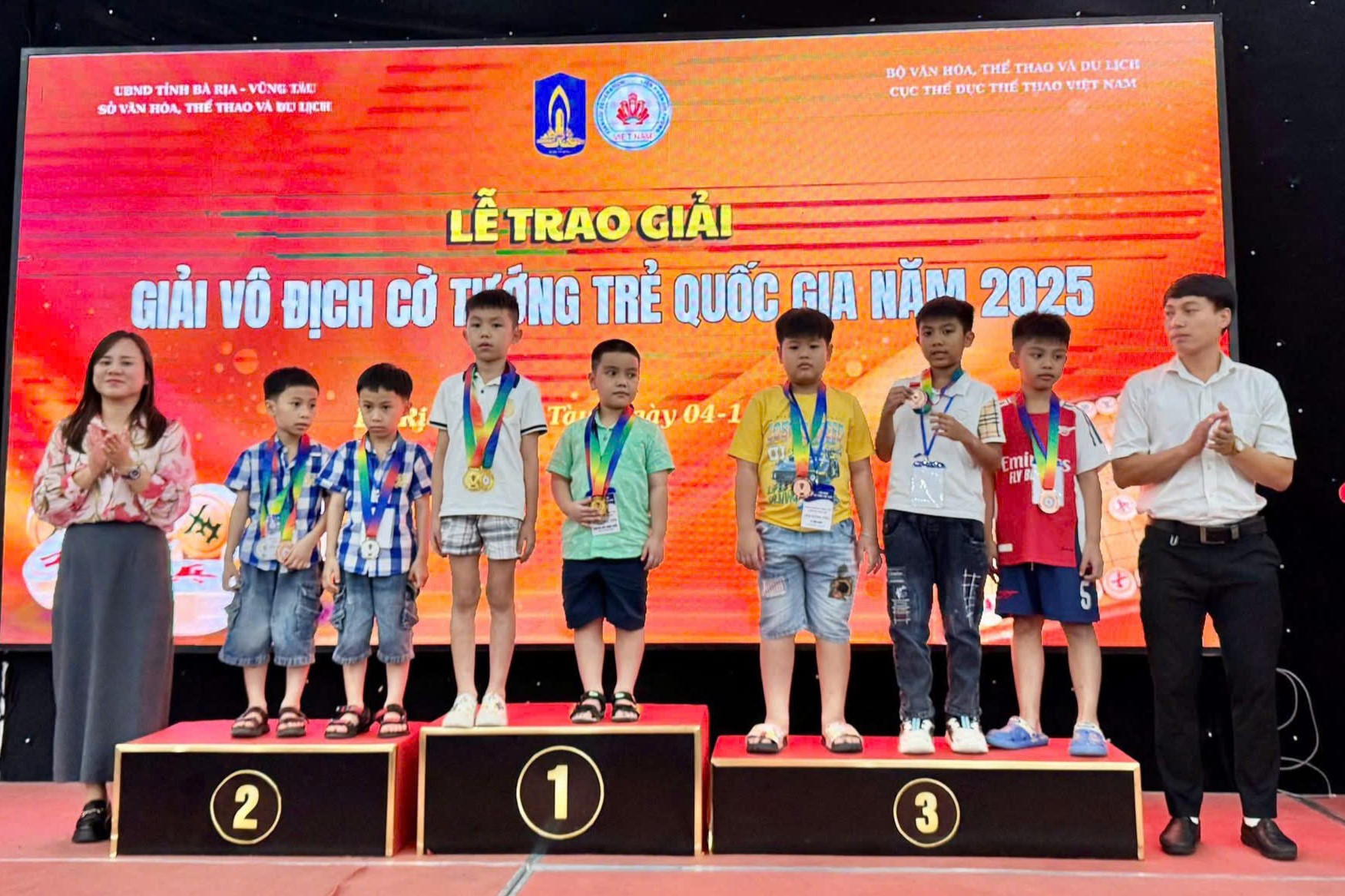 Ban tổ chức trao huy chương cho các kỳ thủ có thành tích xuất sắc.