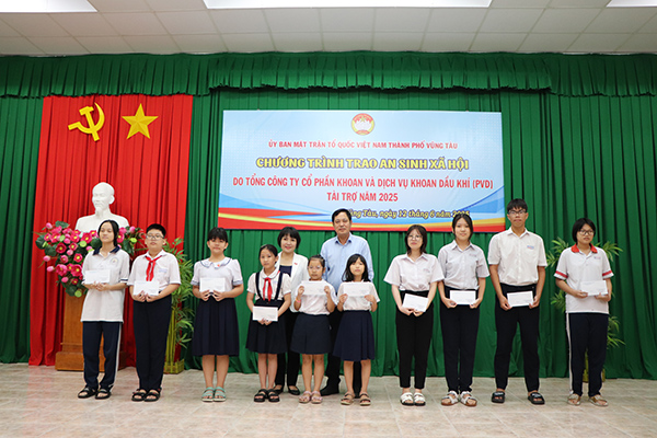 Đại diện UBMTTQ Việt Nam TP.Vũng Tàu và nhà tài trợ  trao học bổng tới HS vượt khó học giỏi.