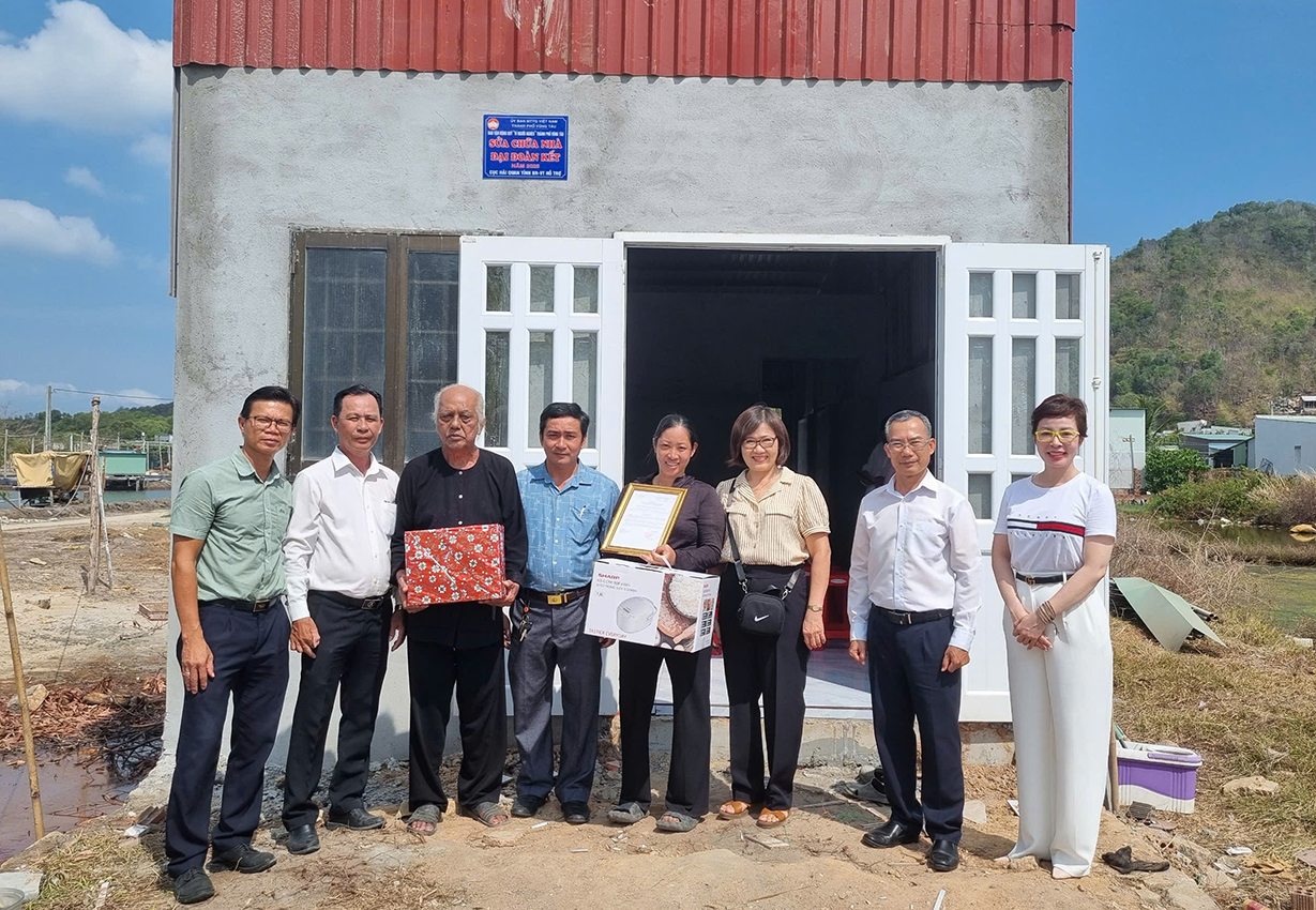 Gia đình bà Trần Thị Thúy An trong ngày nhận bàn giao nhà đại đoàn kết được sửa chữa.