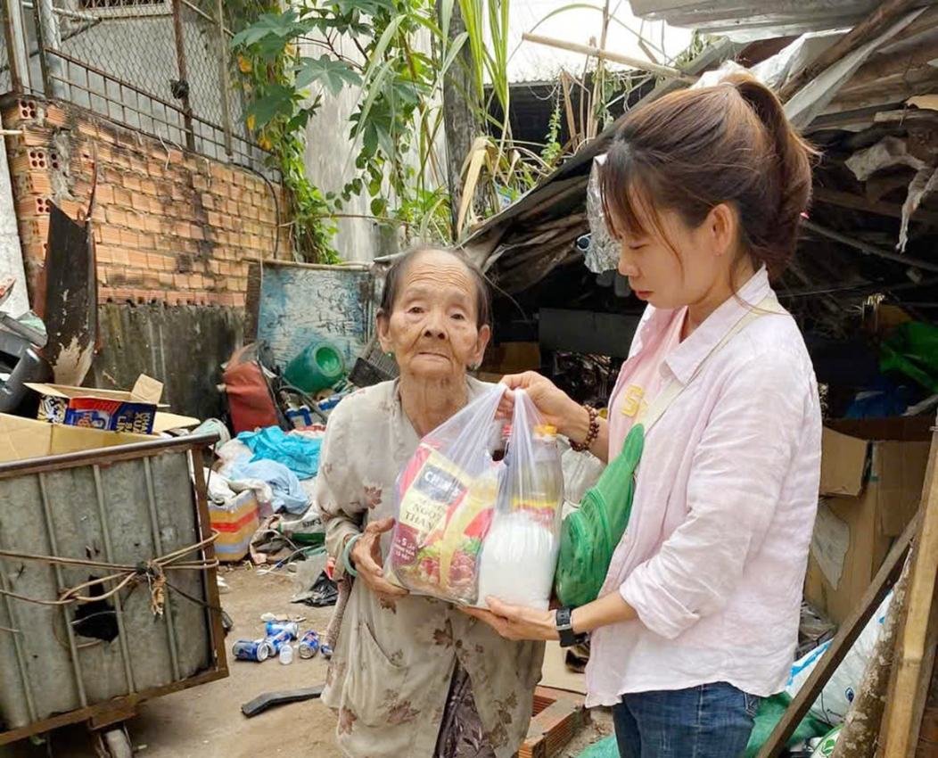 Chị Yến trao quà từ mô hình 