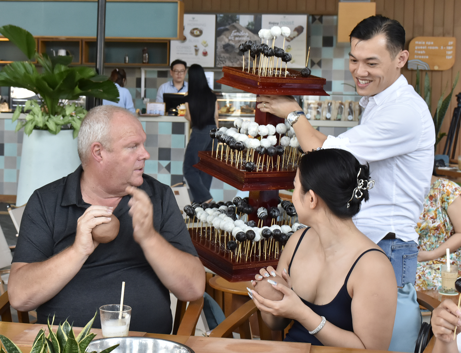 Khách sạn Fusion Suites Vũng Tàu năng động nhiều không gian thư giãn tăng trải nghiệm cho khách.  Trong ảnh: Một workshop làm gốm, tặng kẹo cho khách đến sử dụng dịch vụ.