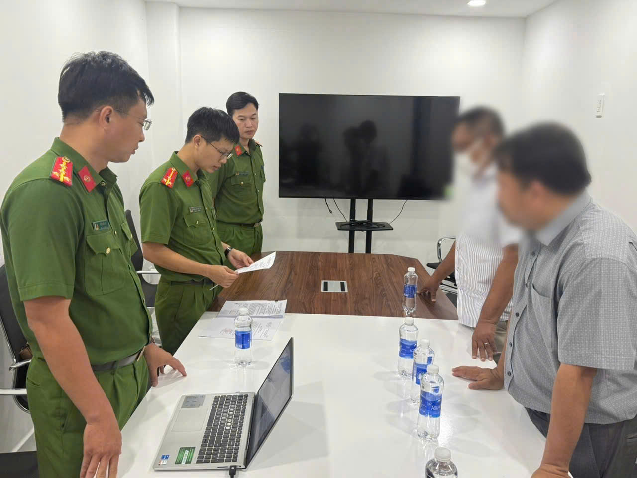 Cơ quan Cảnh sát điều tra Công an tỉnh tổng đạt quyết định khởi tố một số bị can trong vụ án. 